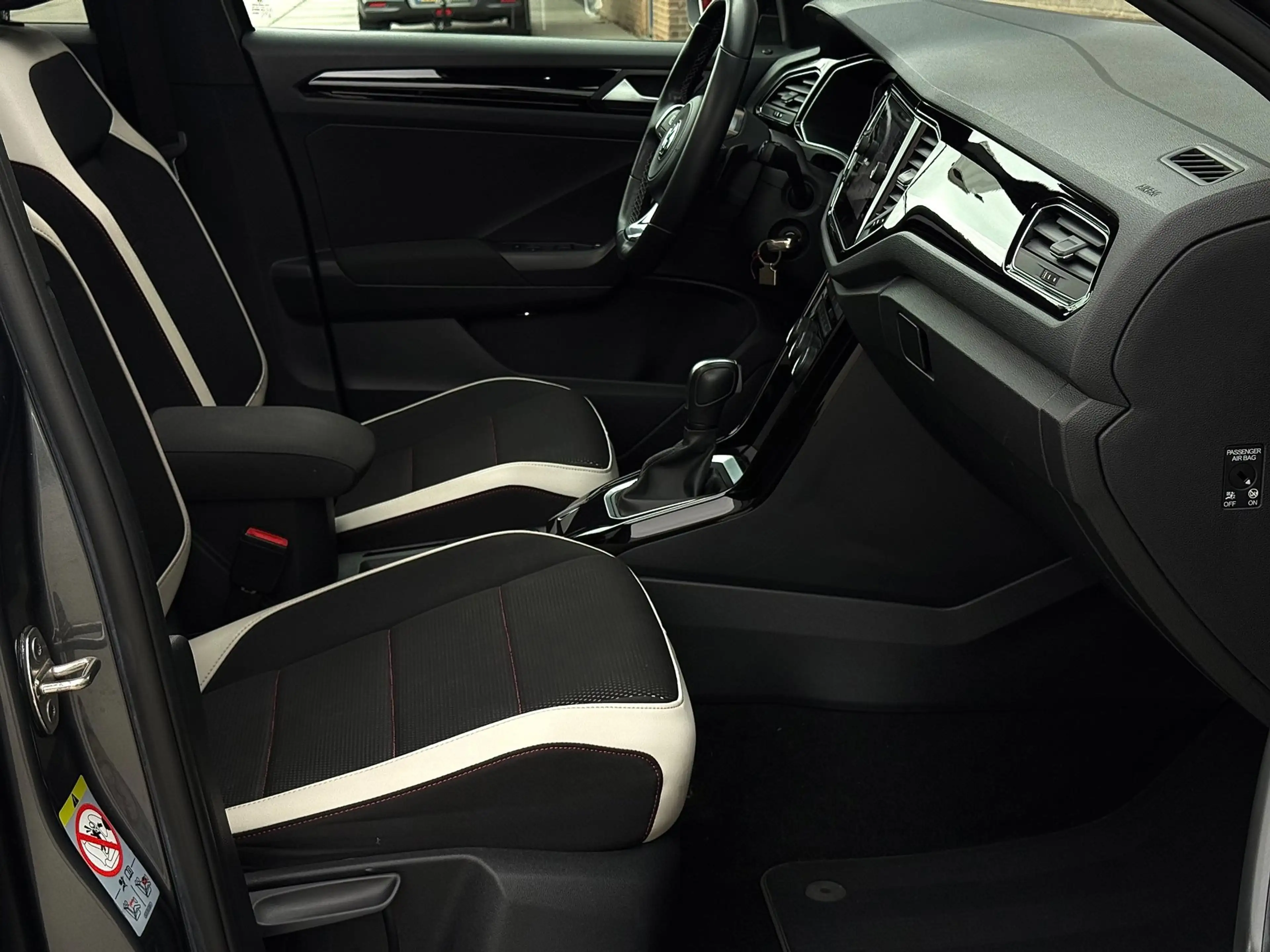 Volkswagen T-Roc 1.5 TSI Sport Business R / PANO / CARPLAY / MODE S — photo 11