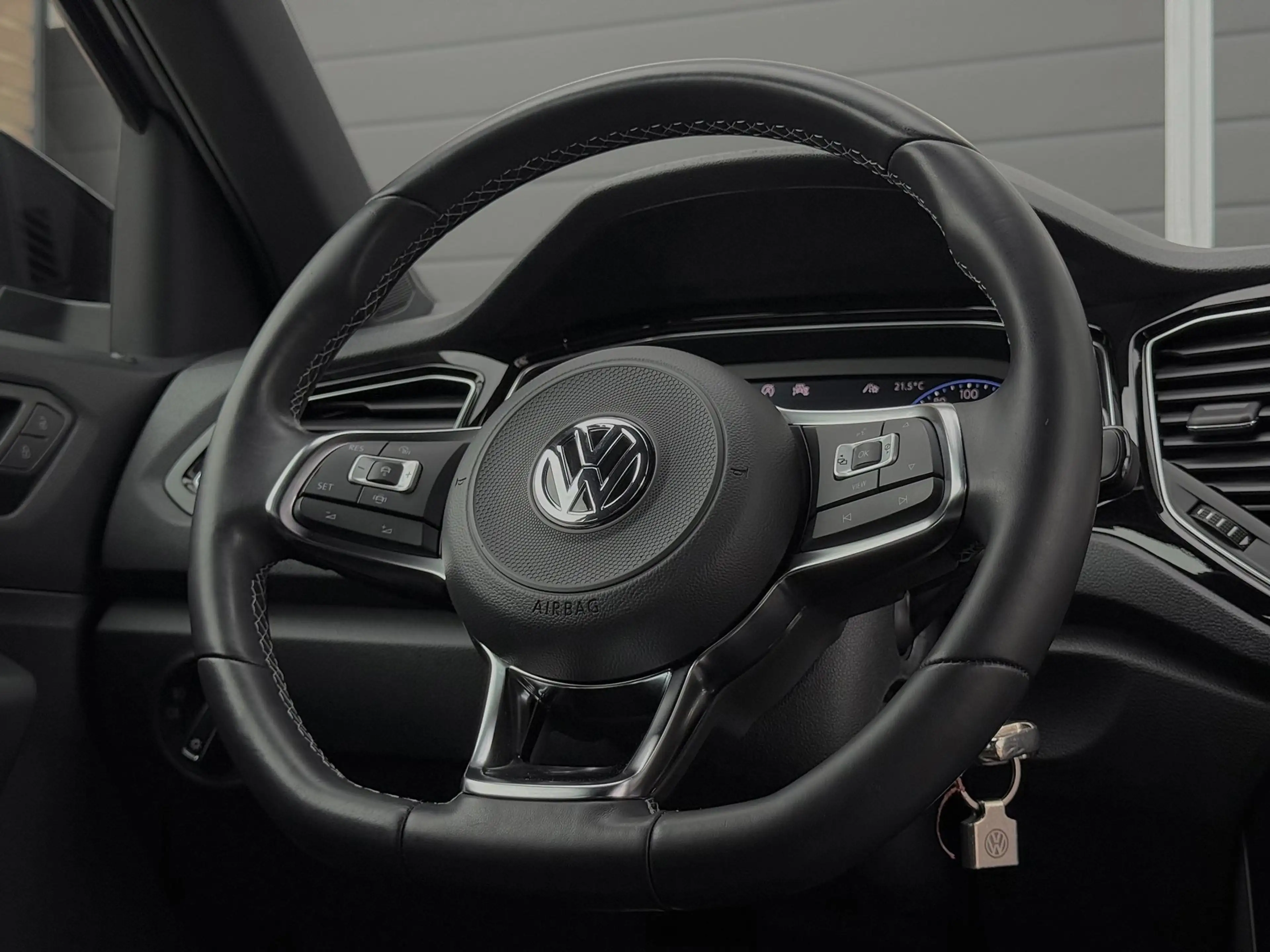 Volkswagen T-Roc 1.5 TSI Sport Business R / PANO / CARPLAY / MODE S — photo 15