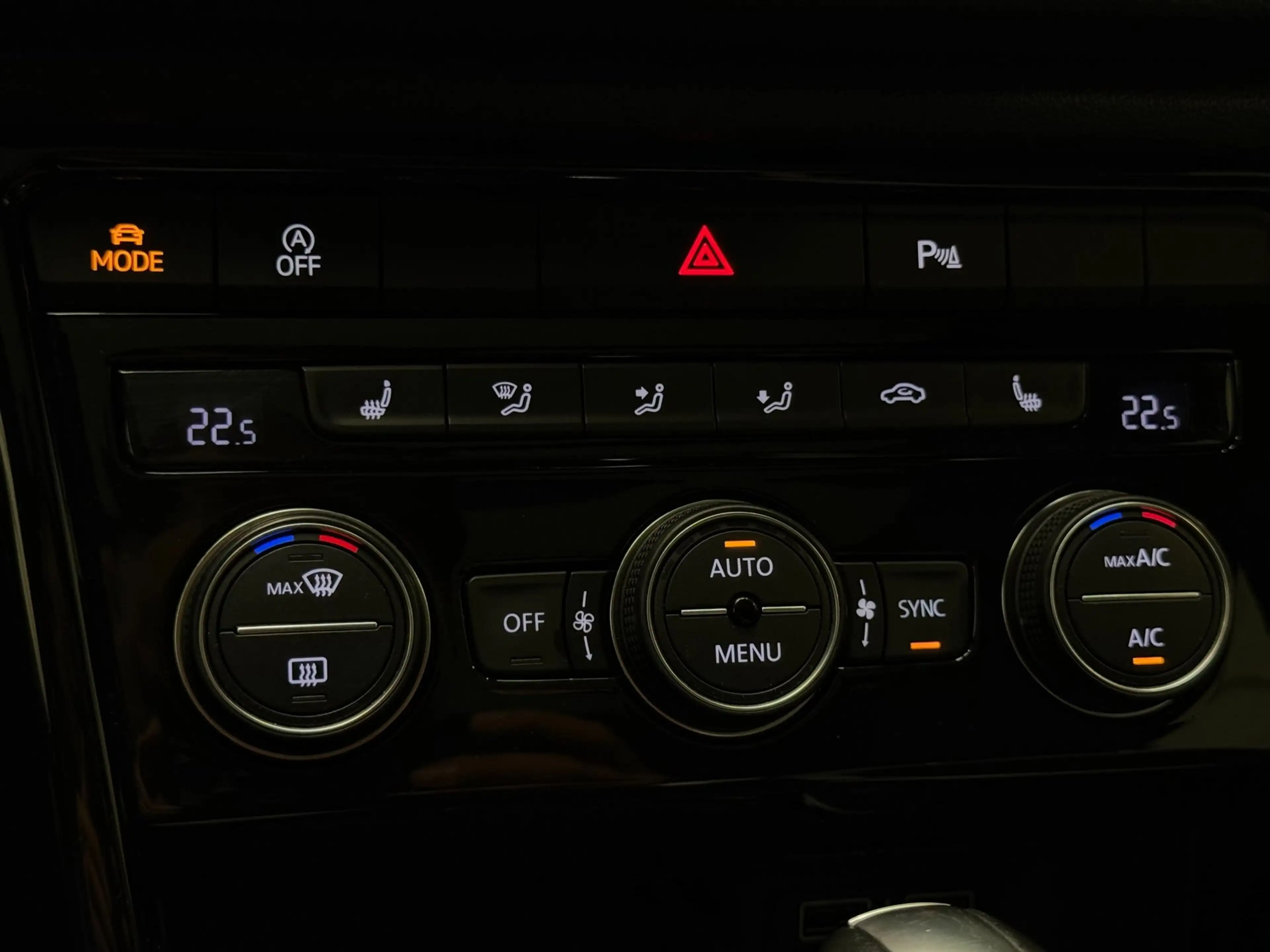 Volkswagen T-Roc 1.5 TSI Sport Business R / PANO / CARPLAY / MODE S — photo 14