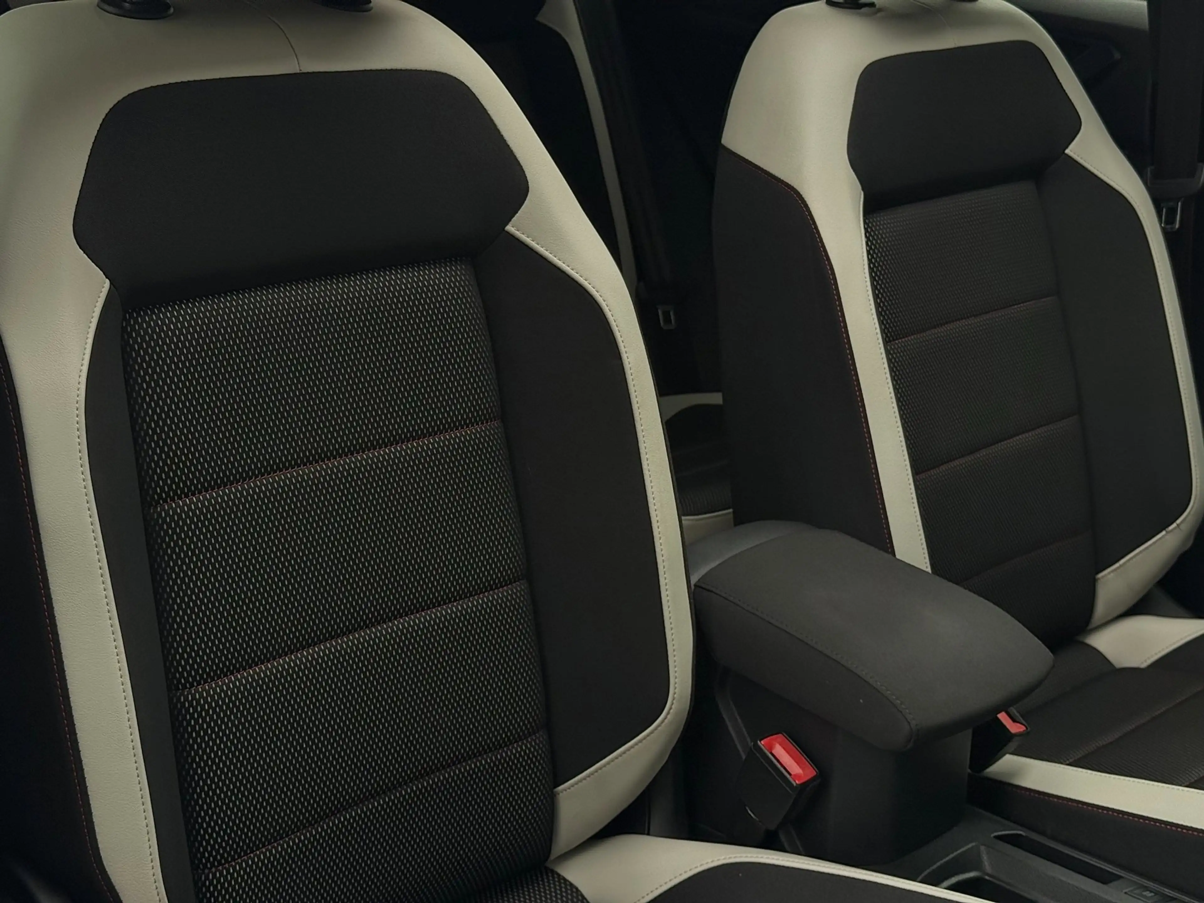 Volkswagen T-Roc 1.5 TSI Sport Business R / PANO / CARPLAY / MODE S — photo 12