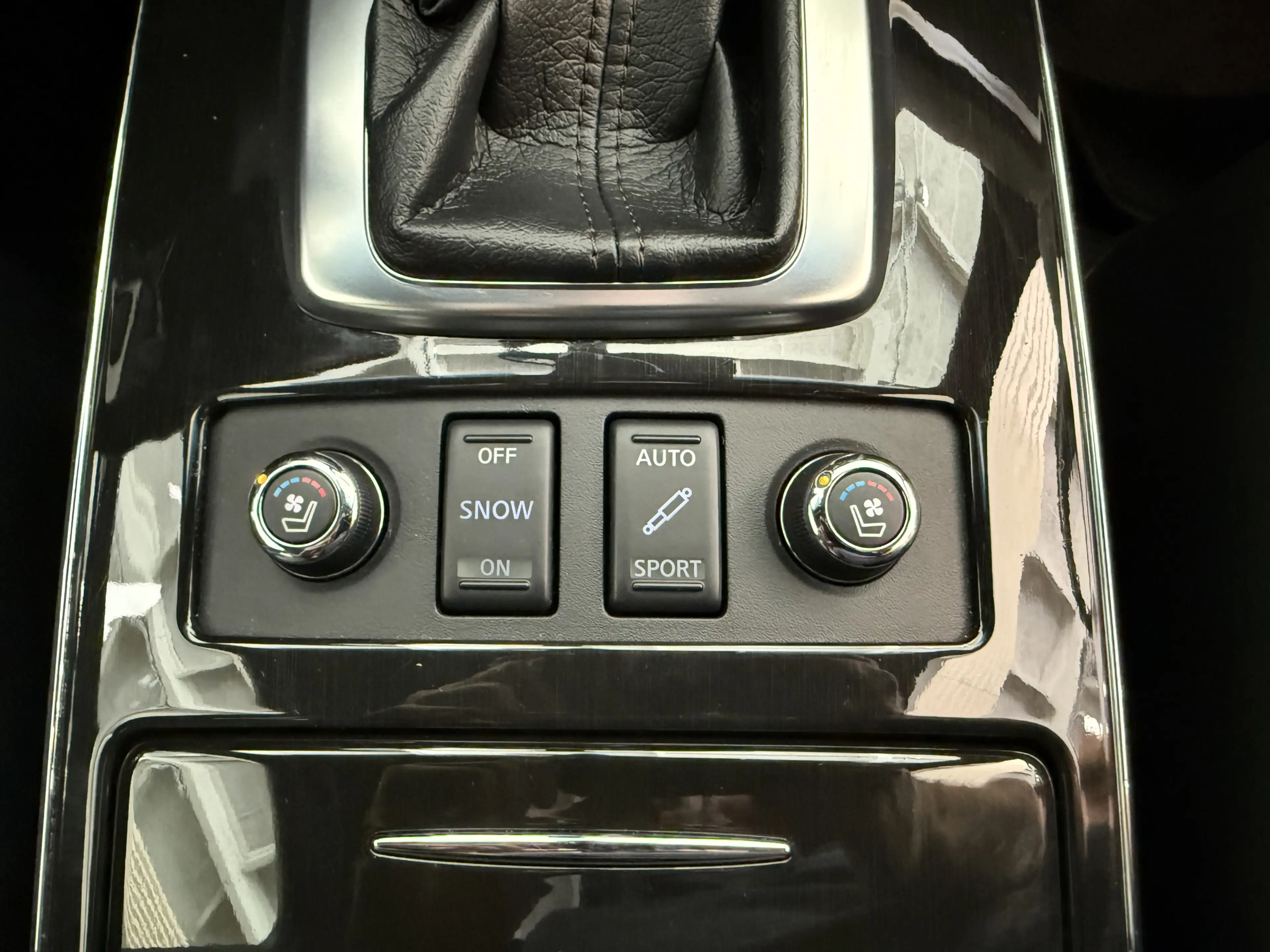 Infiniti QX70 3,7 V6 S PREMIUM   INFINITI-SCHECKHEFT — photo 13