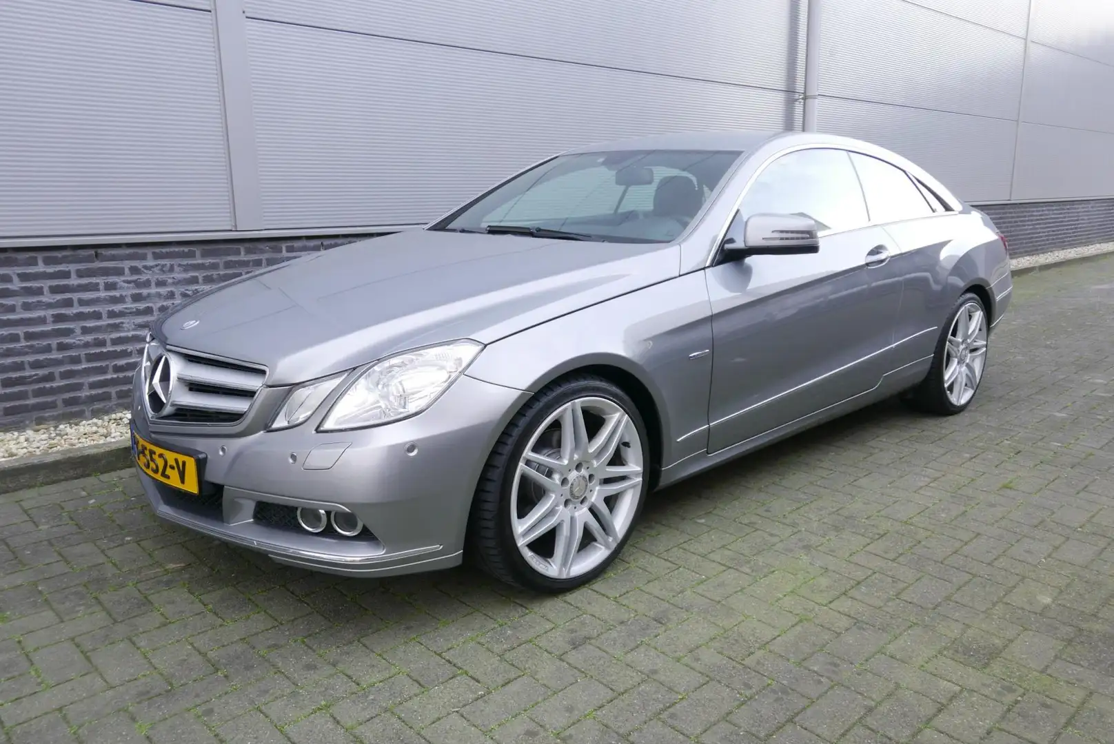 Mercedes-Benz E 250 Coupé CGI 204 PK Elegance AUT,XENON,PDC,TREKHAAK. Grijs - 2