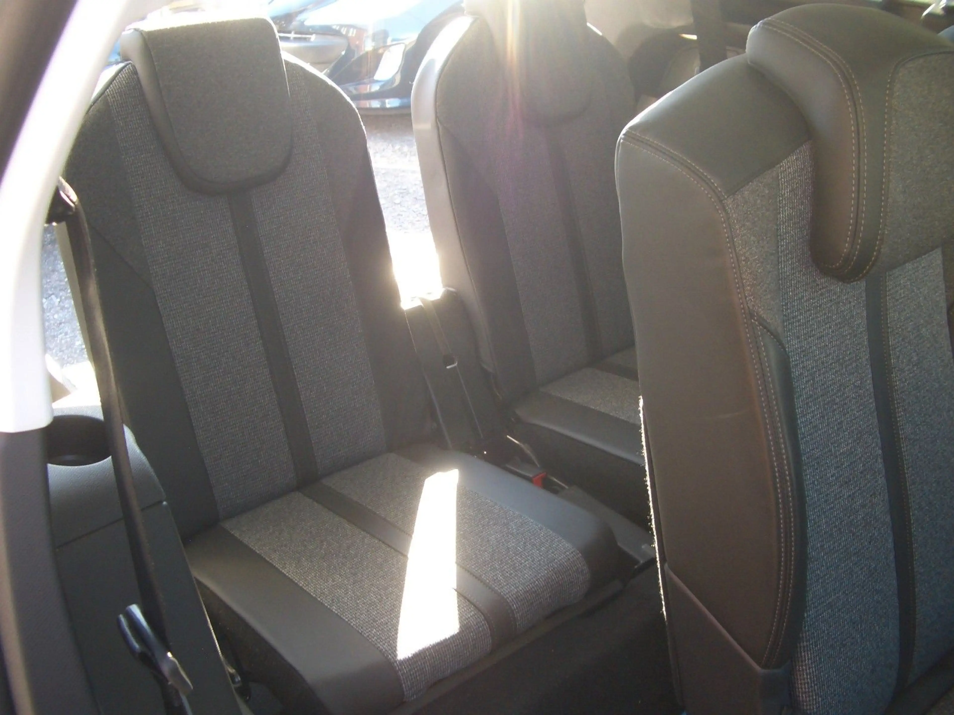 Peugeot 5008 Allure; 7 Sitze; Fue LEDPaket; Panoramadach — photo 11