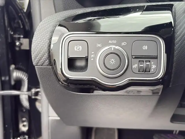 Mercedes-Benz 250 view 26