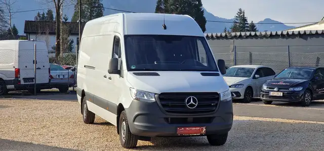 Mercedes-Benz Sprinter view 2