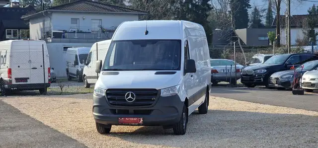 Mercedes-Benz Sprinter main image