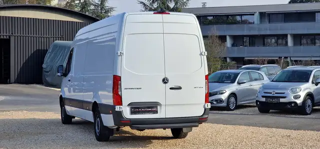 Mercedes-Benz Sprinter view 4