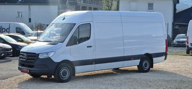 Mercedes-Benz Sprinter view 3
