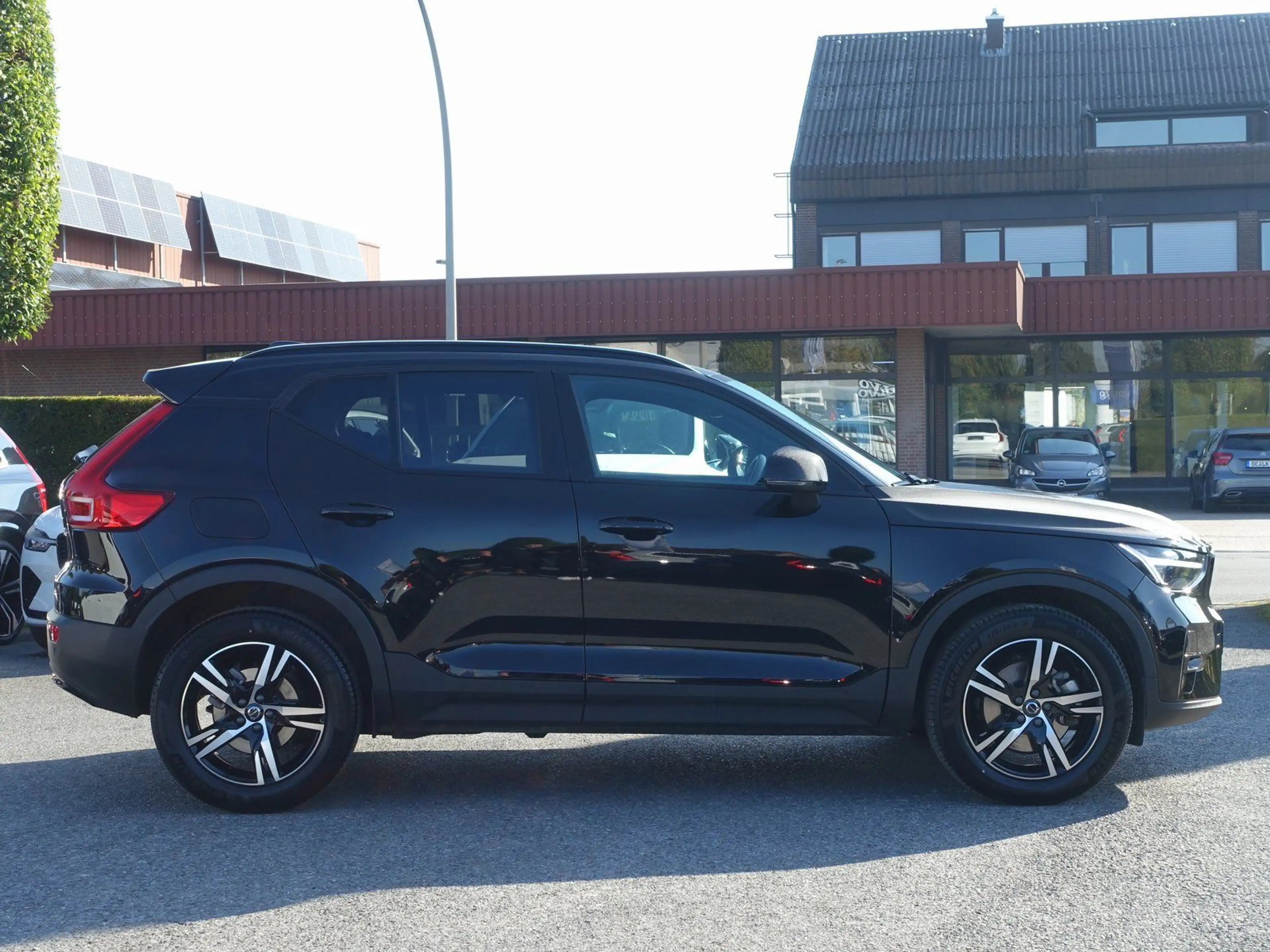 Volvo XC40 Plus B3 Mild-Hybrid Benzin Dark/H&K — photo 6