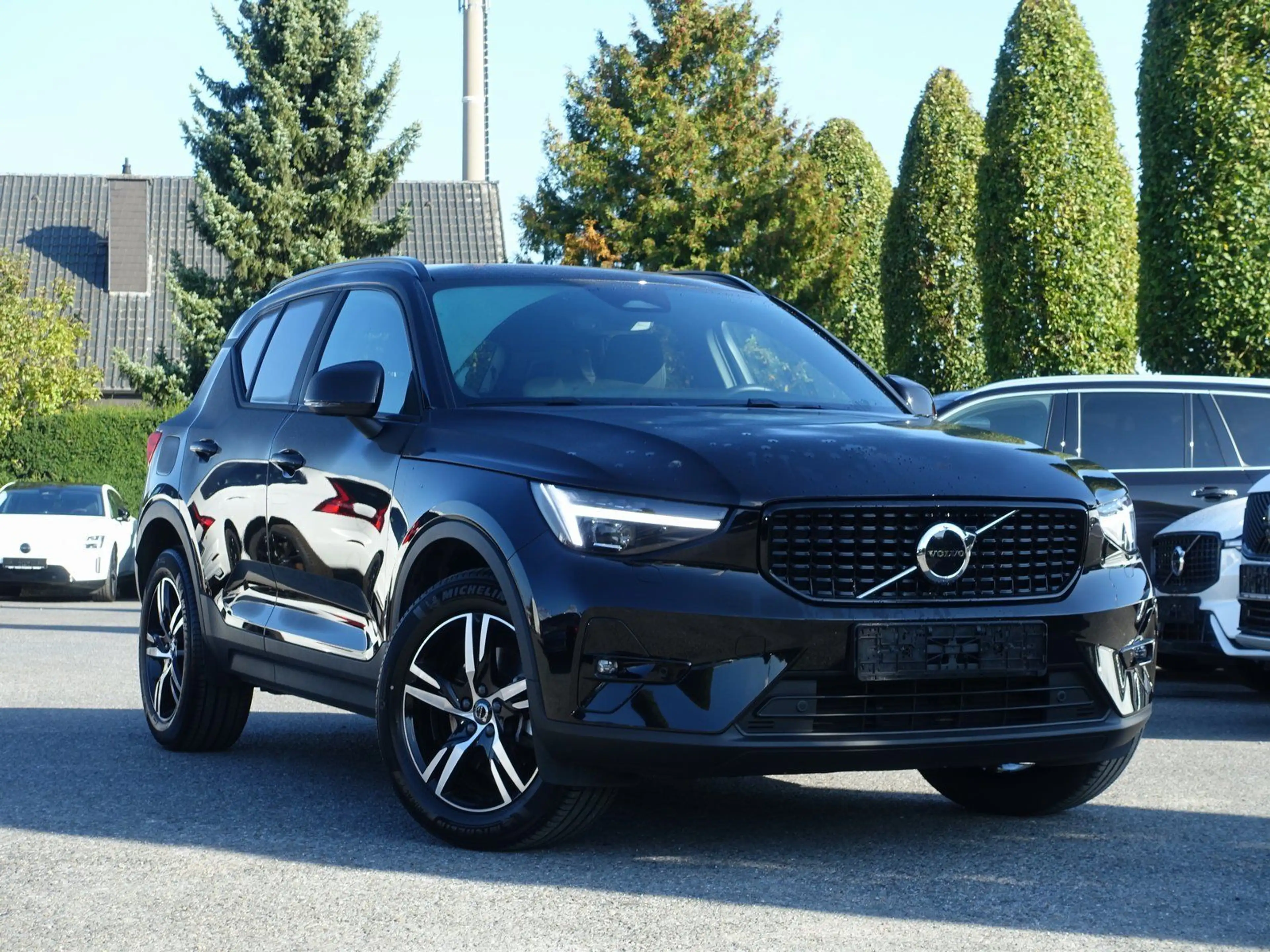 Volvo XC40 Plus B3 Mild-Hybrid Benzin Dark/H&K — photo 3