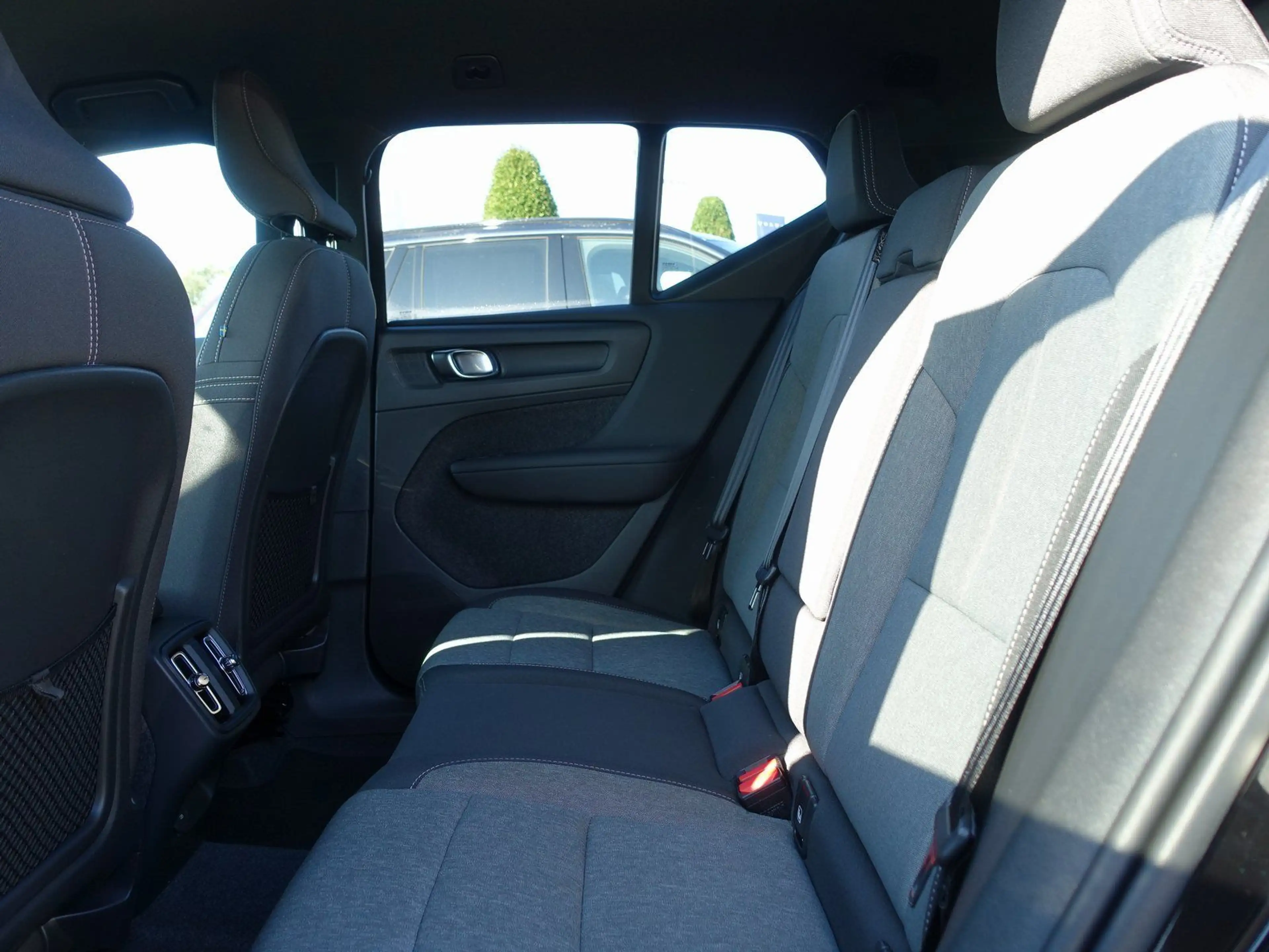 Volvo XC40 Plus B3 Mild-Hybrid Benzin Dark/H&K — photo 10