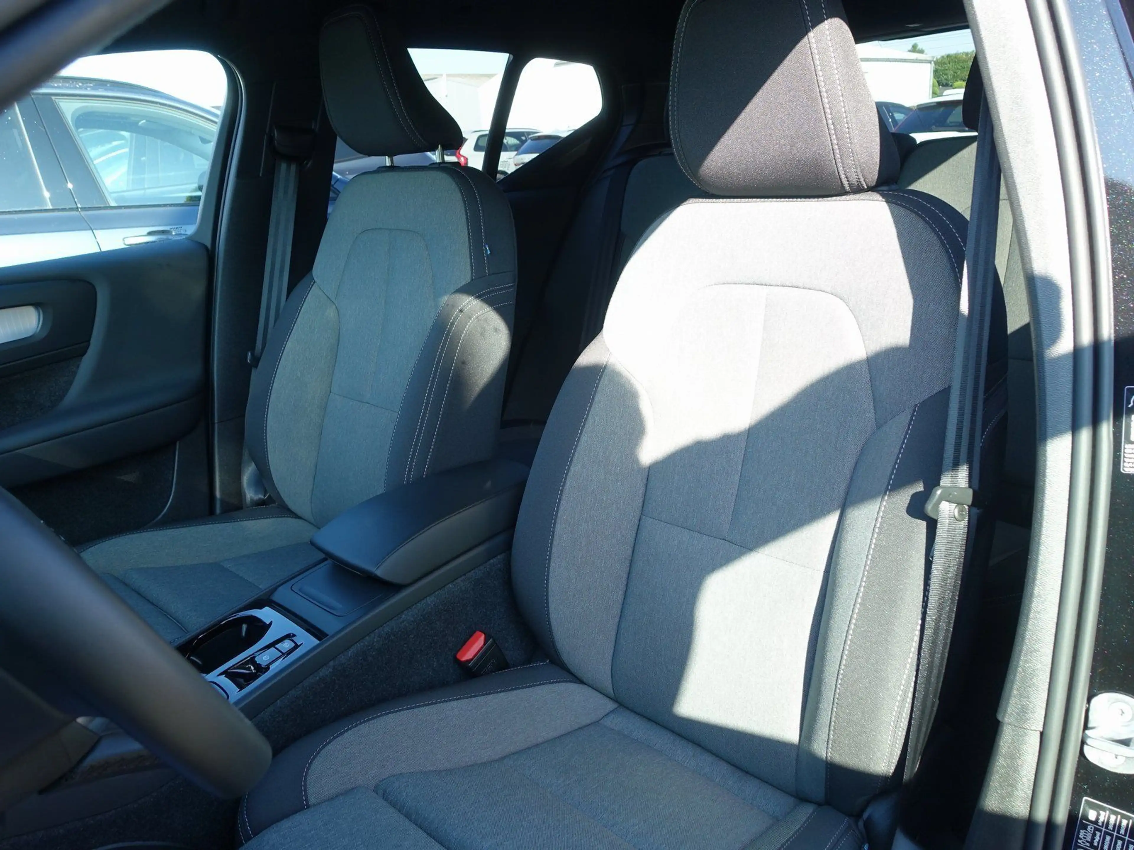 Volvo XC40 Plus B3 Mild-Hybrid Benzin Dark/H&K — photo 11