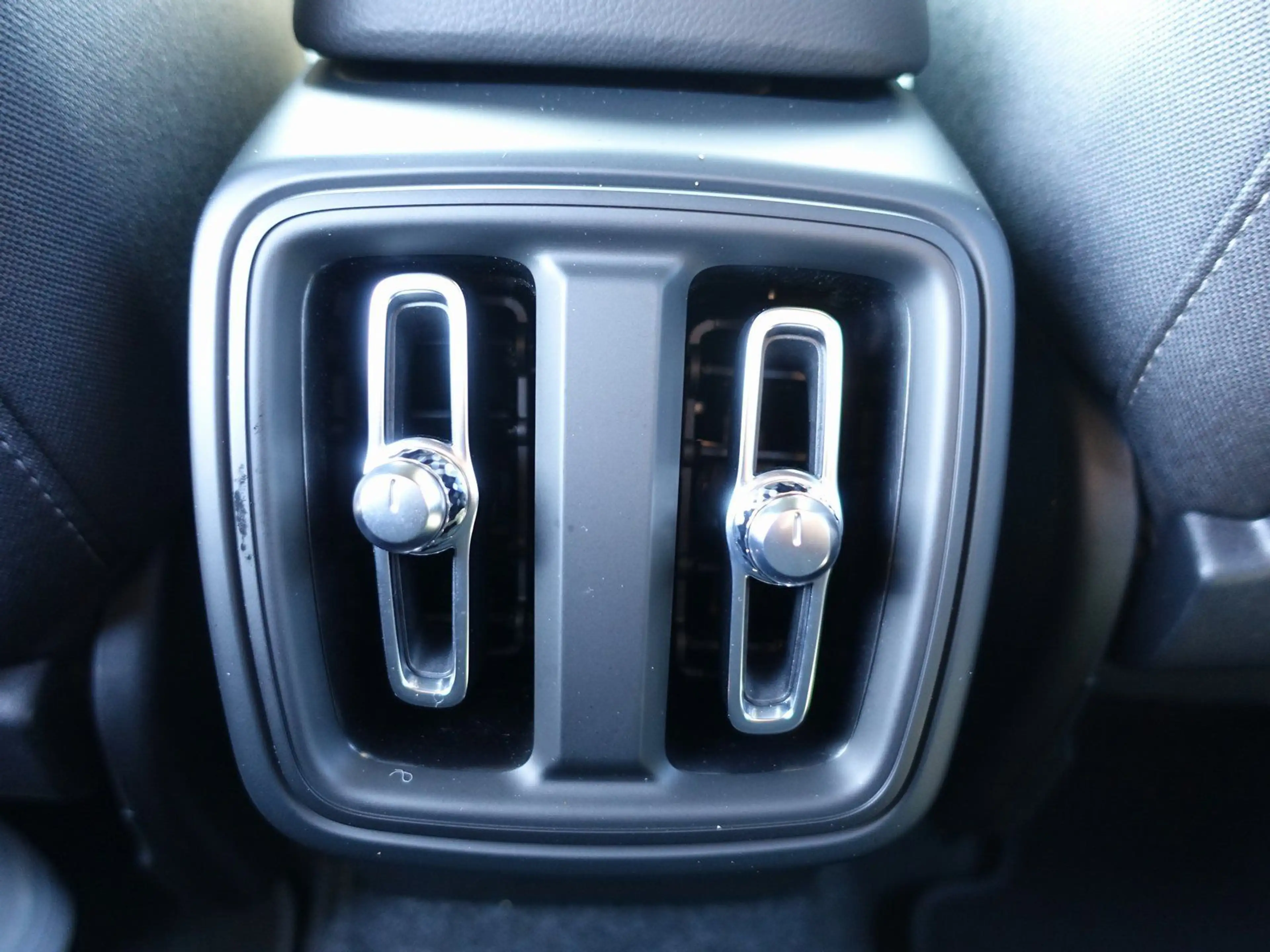 Volvo XC40 Plus B3 Mild-Hybrid Benzin Dark/H&K — photo 14