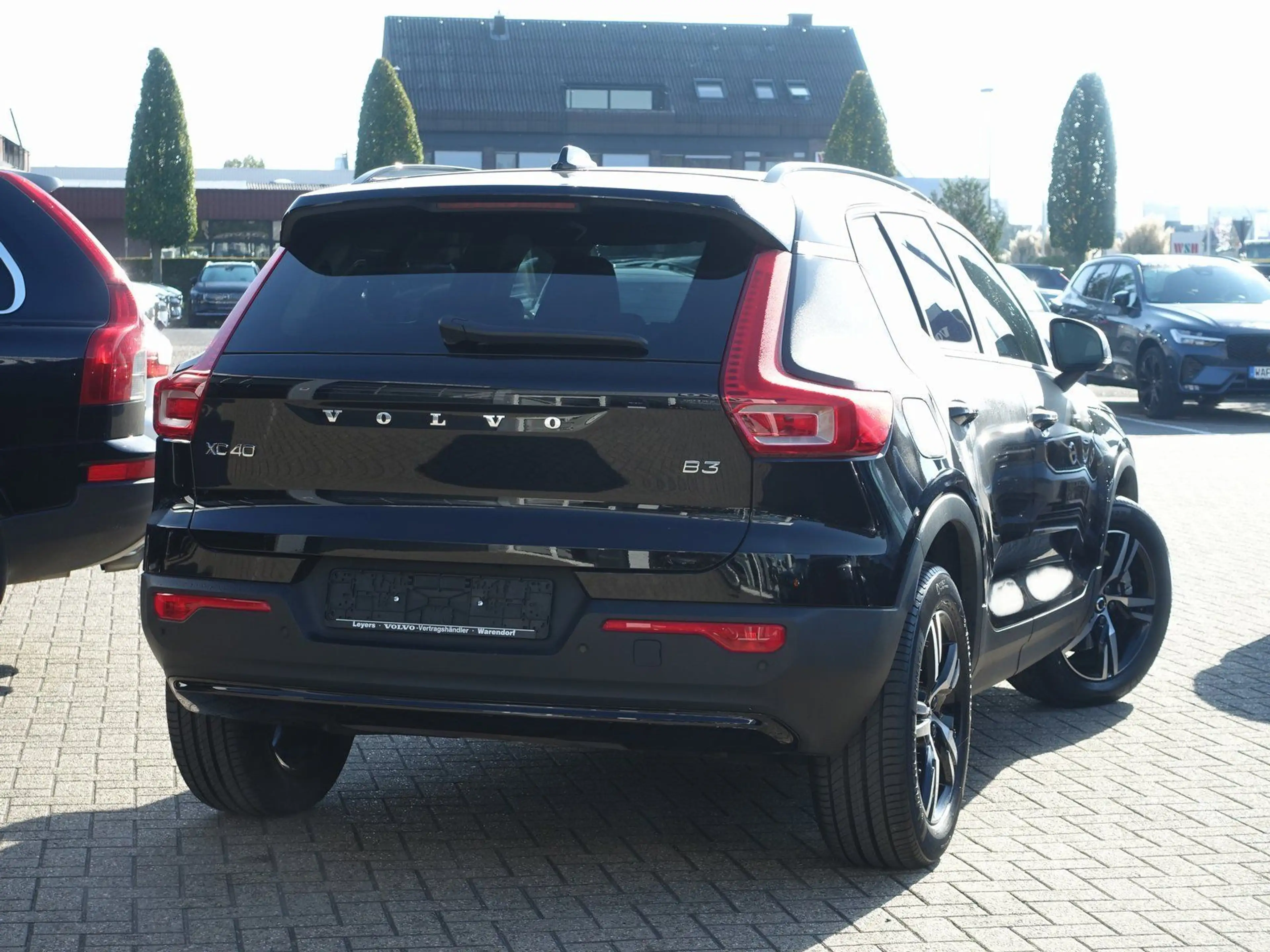 Volvo XC40 Plus B3 Mild-Hybrid Benzin Dark/H&K — photo 2