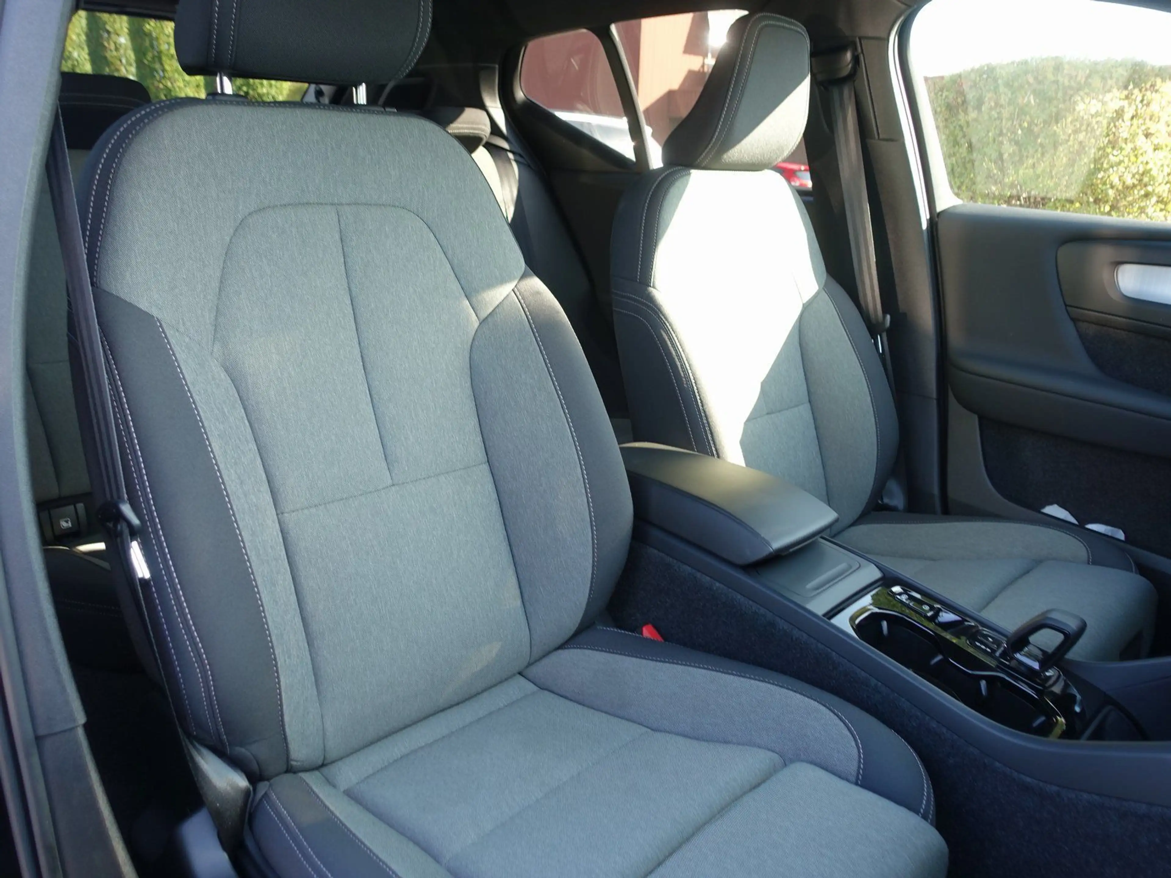 Volvo XC40 Plus B3 Mild-Hybrid Benzin Dark/H&K — photo 8