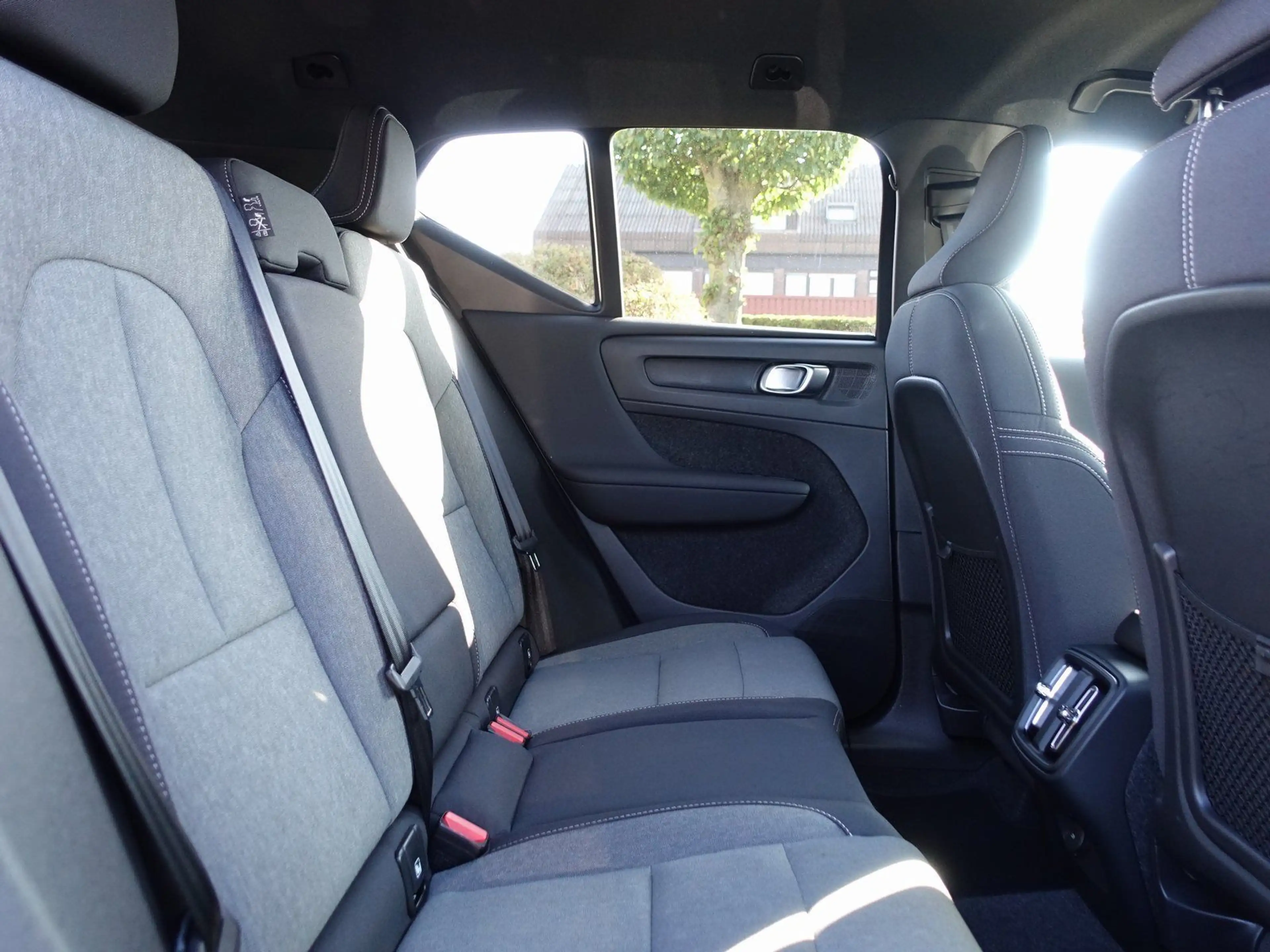 Volvo XC40 Plus B3 Mild-Hybrid Benzin Dark/H&K — photo 9