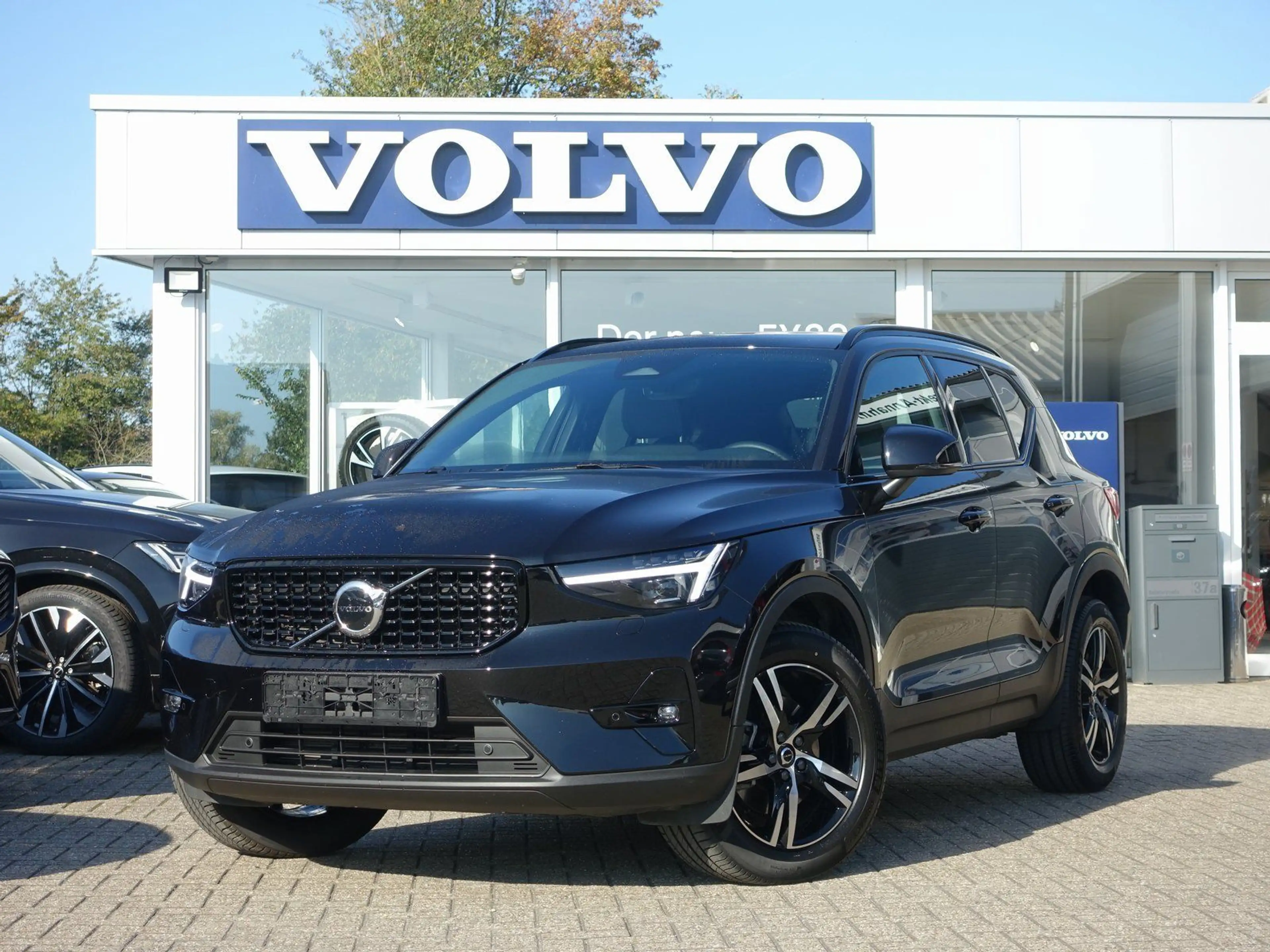 Volvo XC40 Plus B3 Mild-Hybrid Benzin Dark/H&K