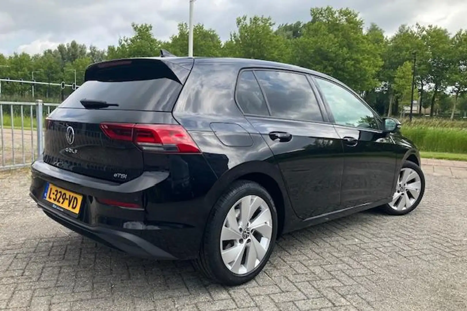 Volkswagen Golf 1.5 eTSI 150PK R-Line Automaat Noir - 2