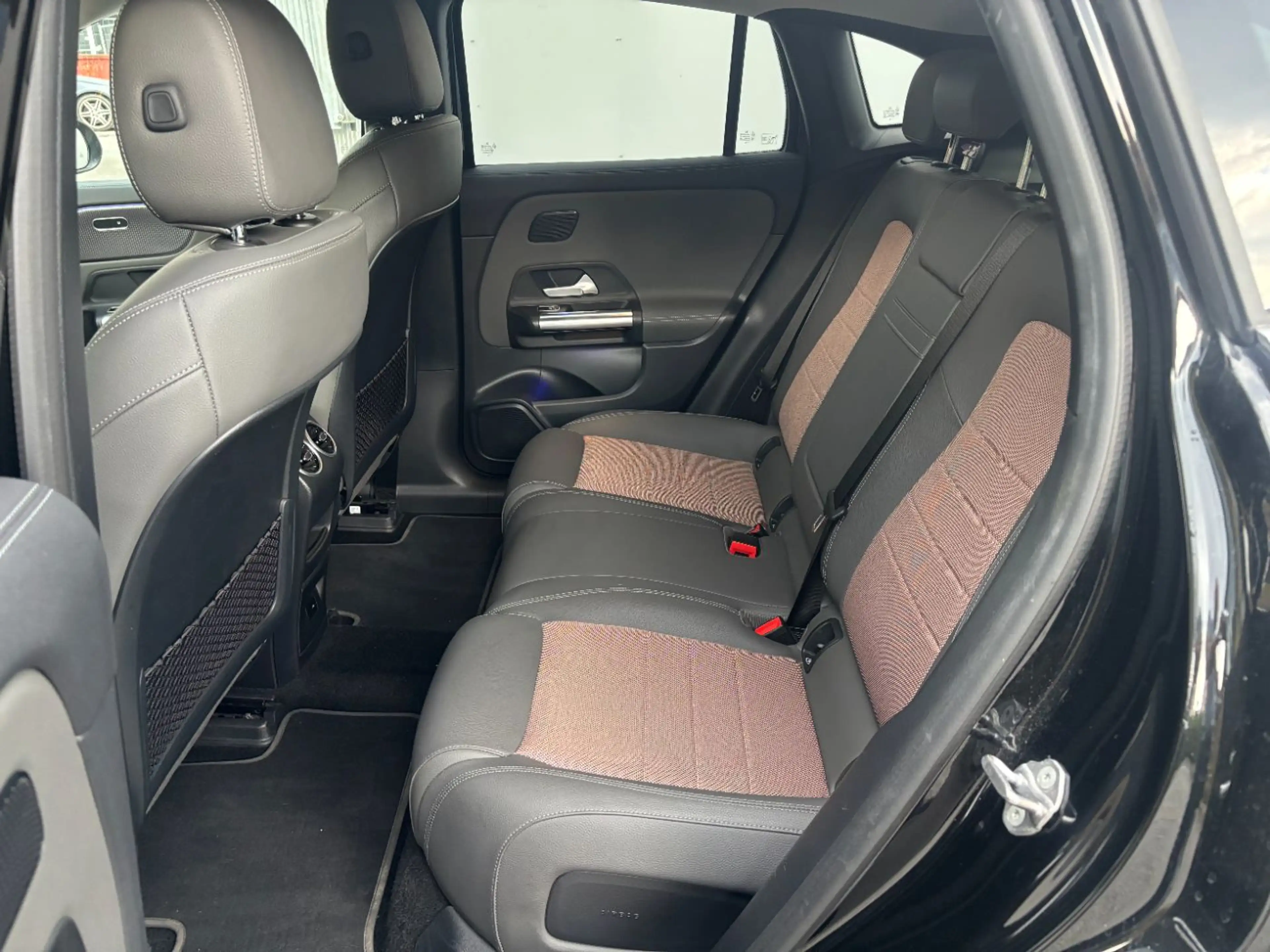 Mercedes-Benz EQA 300 4MATIC Distr KeyGo PTS Shz LED Ambi eHeck — photo 9