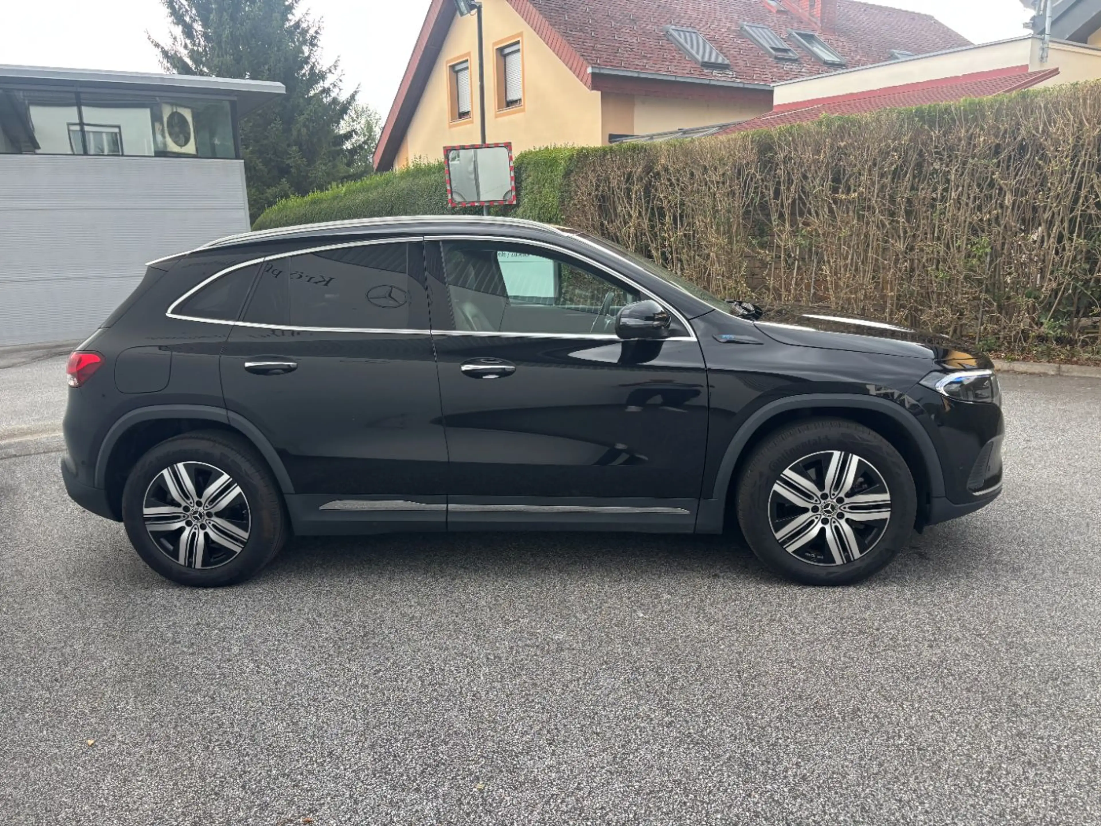 Mercedes-Benz EQA 300 4MATIC Distr KeyGo PTS Shz LED Ambi eHeck — photo 4
