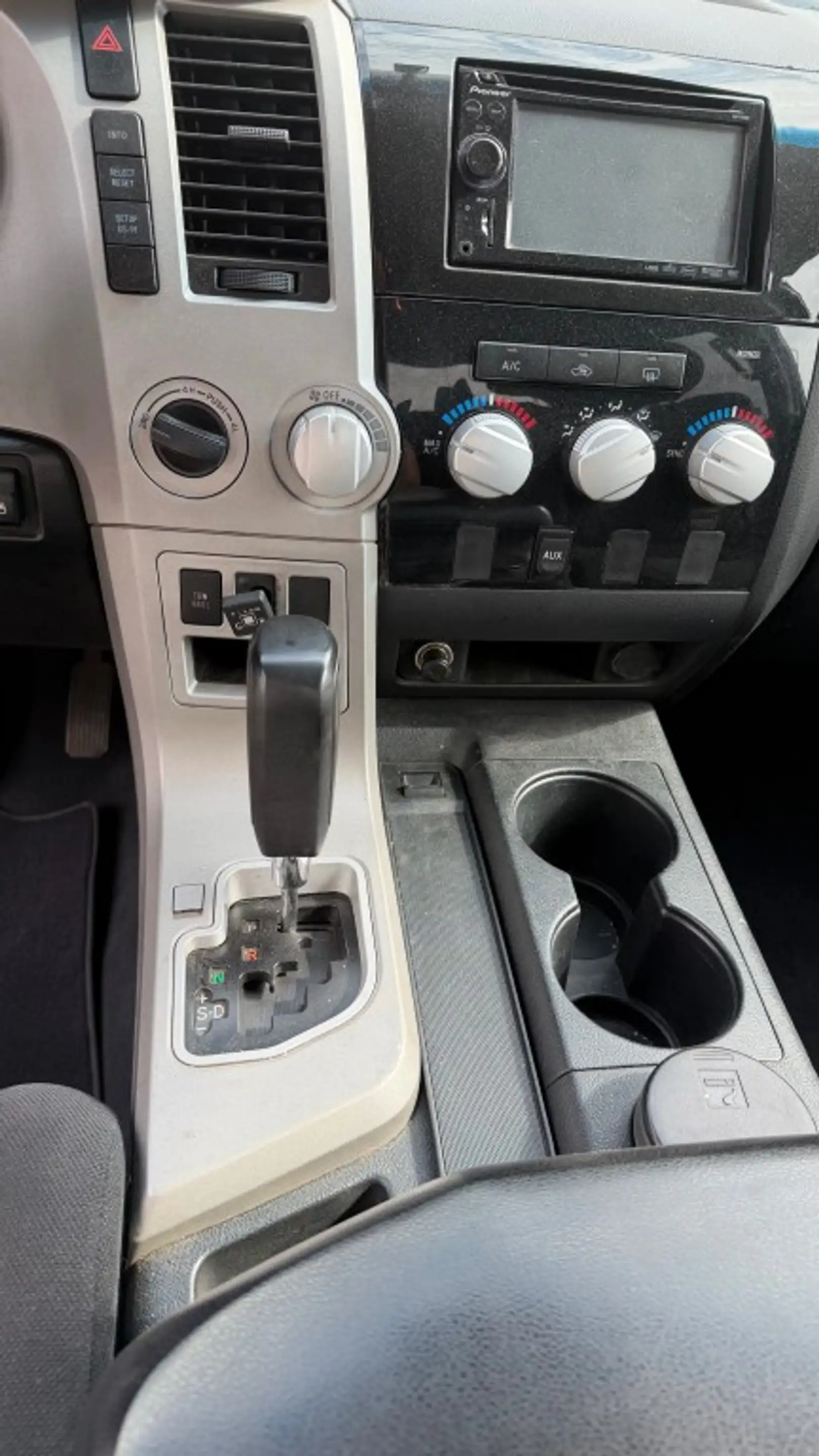 Toyota Tundra 5.7 V8 Double Cab — photo 8
