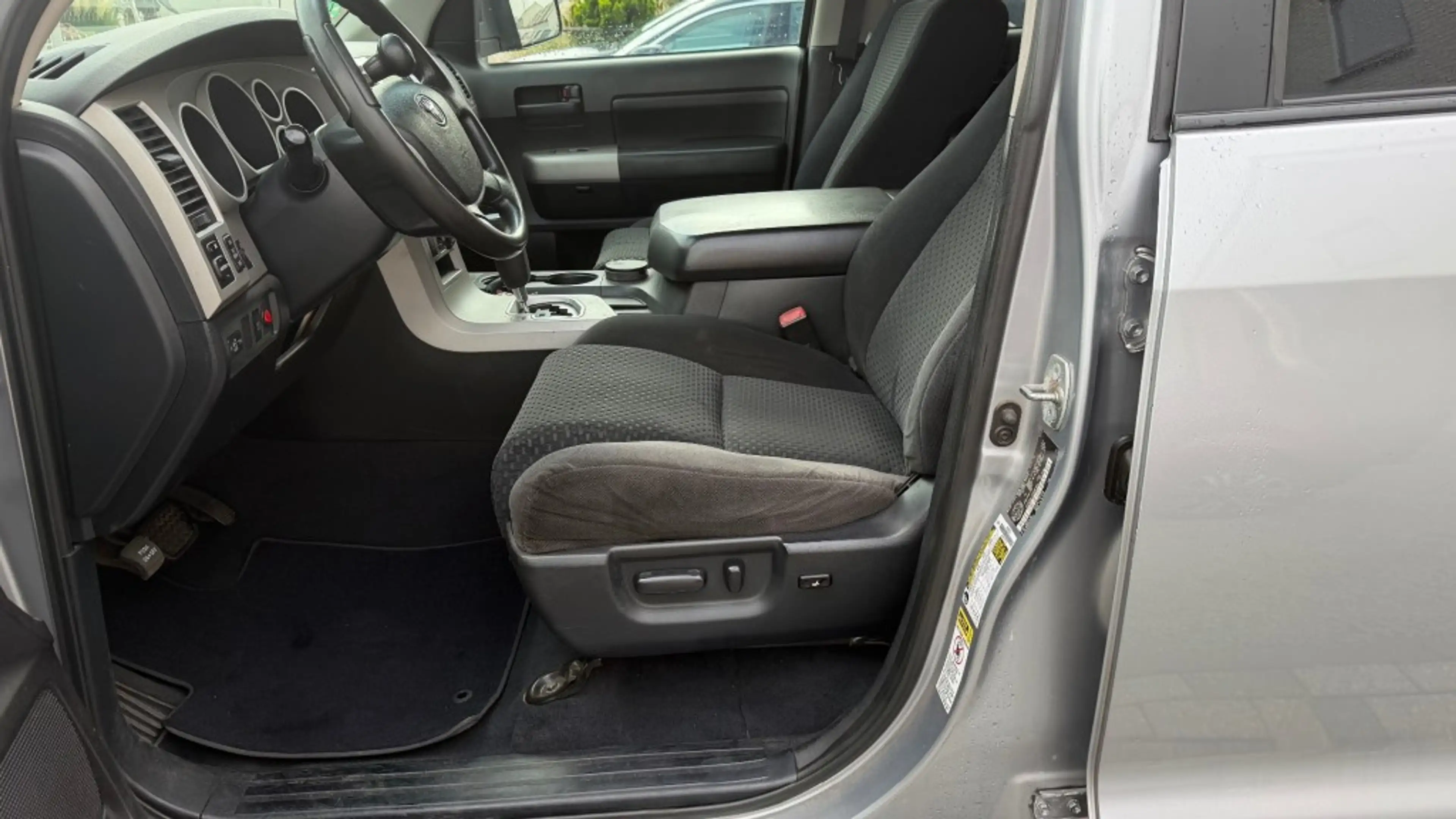 Toyota Tundra 5.7 V8 Double Cab — photo 6