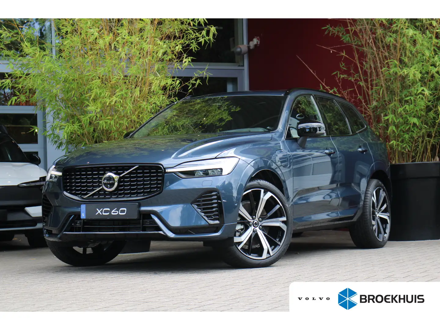 Volvo XC60 Plus Dark Recharge Plug-In Hybrid AWD | Trekhaak | Blau - 1