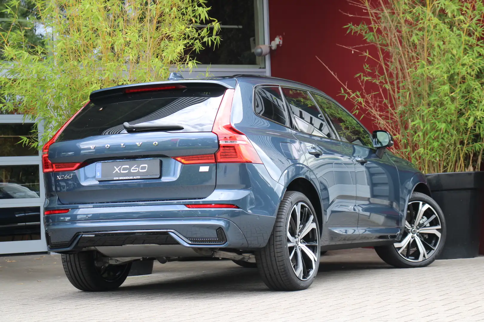 Volvo XC60 Plus Dark Recharge Plug-In Hybrid AWD | Trekhaak | Blau - 2