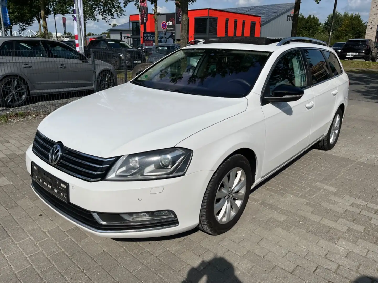 Volkswagen Passat Variant Passat 2.0 Business Edition Pano Xenon Massage Weiß - 1