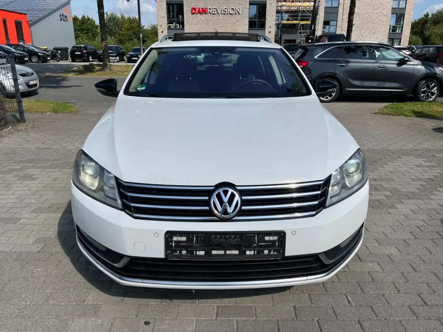 Volkswagen Passat Variant Passat 2.0 Business Edition Pano Xenon Massage Weiß - 2