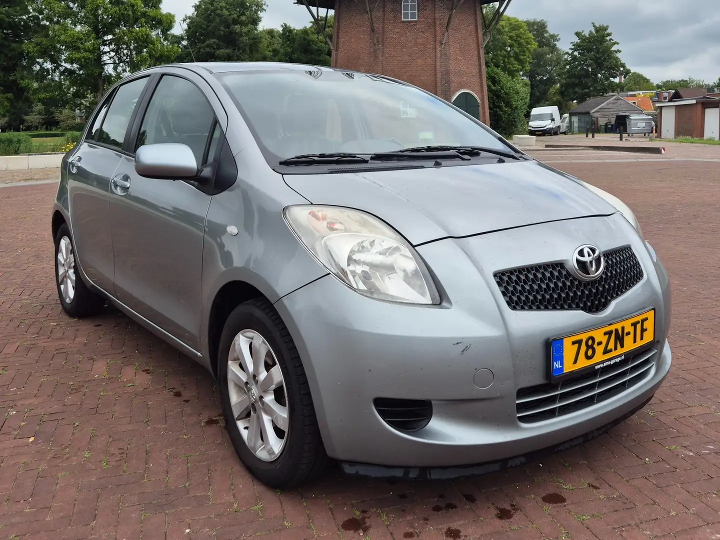 Toyota Yaris Yaris 1.3 VVTi Exec. MMT Argintiu - 2