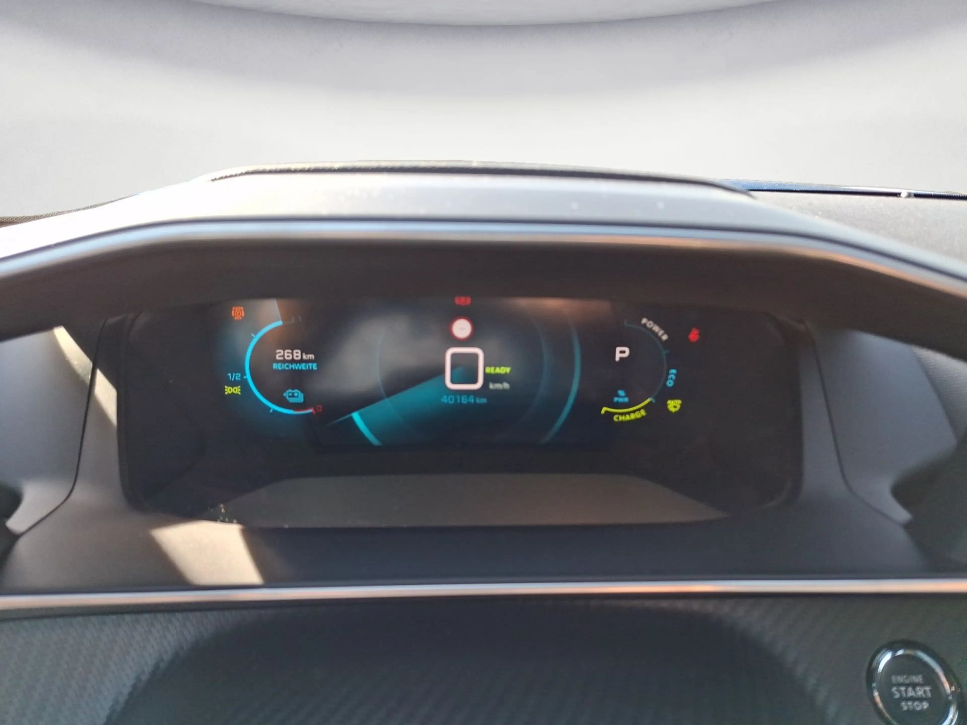 Peugeot e-2008 136 GT Navi Glasdach LED Bluetooth PDC — photo 13