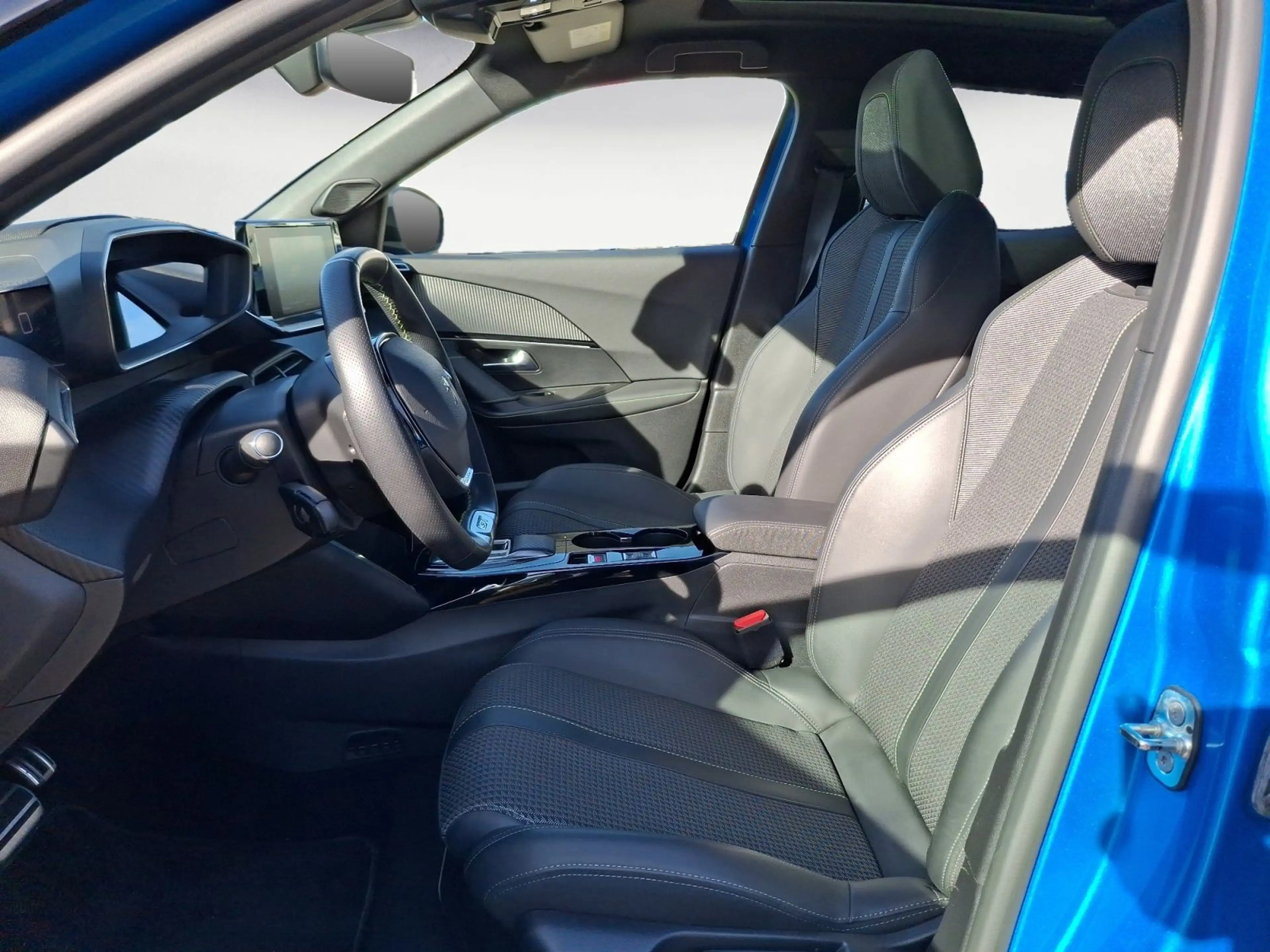 Peugeot e-2008 136 GT Navi Glasdach LED Bluetooth PDC — photo 12