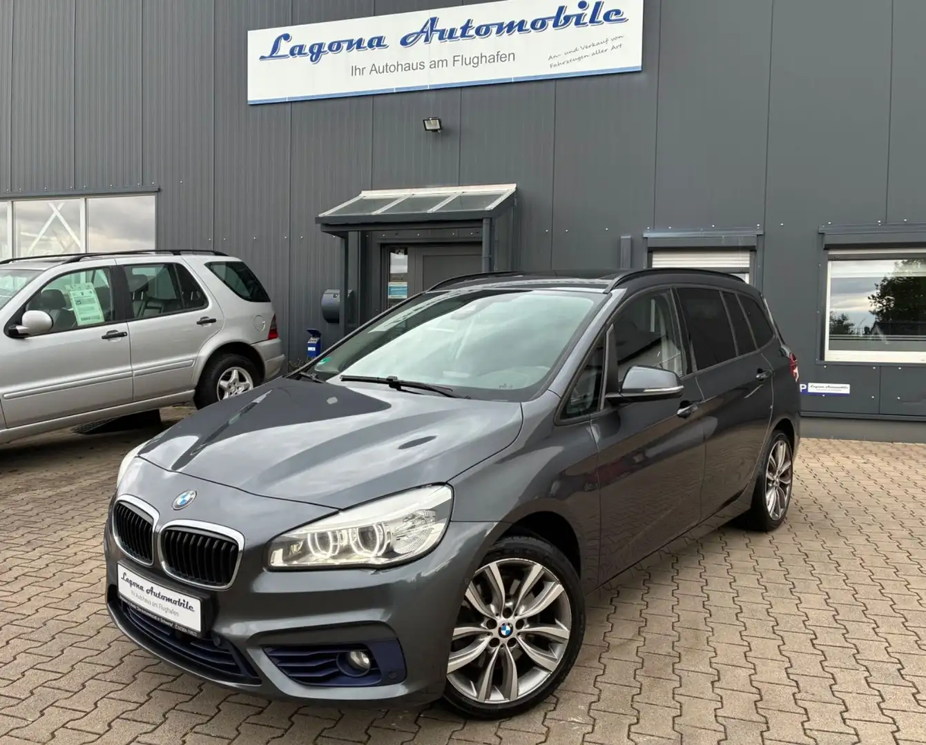 BMW 220 220 d Gran Tourer Aut. Sport Line *LED/NAV/PANO* Grau - 1