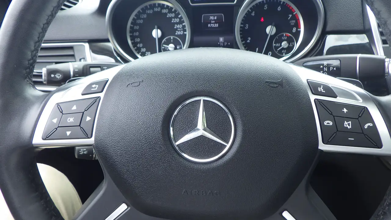 Mercedes-Benz M-Class снимка Mercedes-Benz M-Class