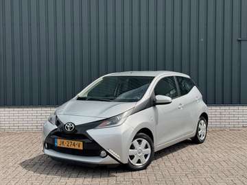 1.0 VVT-i x-play*Nav*Airco*
