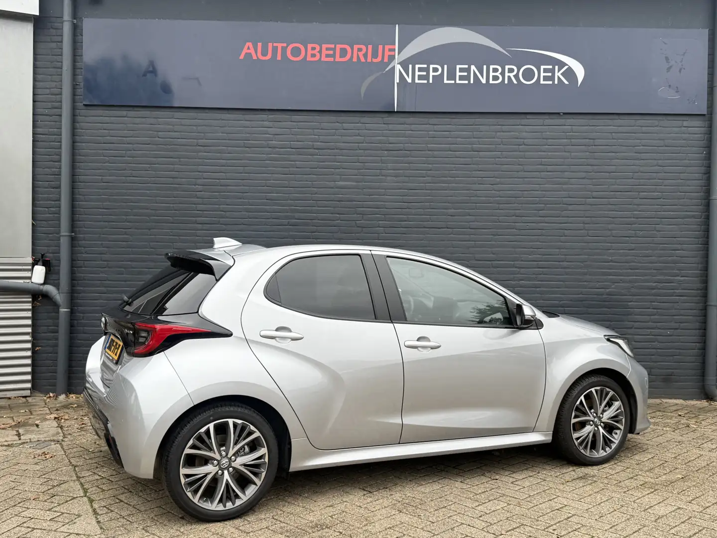 Toyota Yaris 1.5 Hybrid 130 Launch Edition Executive Pano  11-2 Grau - 2