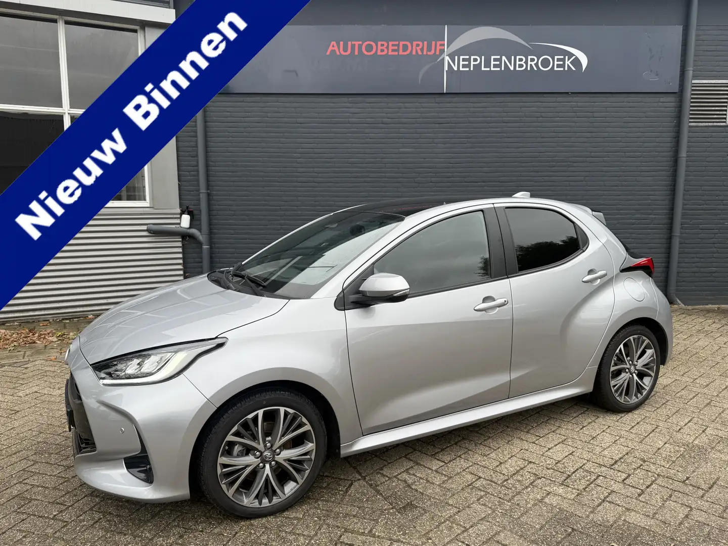 Toyota Yaris 1.5 Hybrid 130 Launch Edition Executive Pano  11-2 Grau - 1