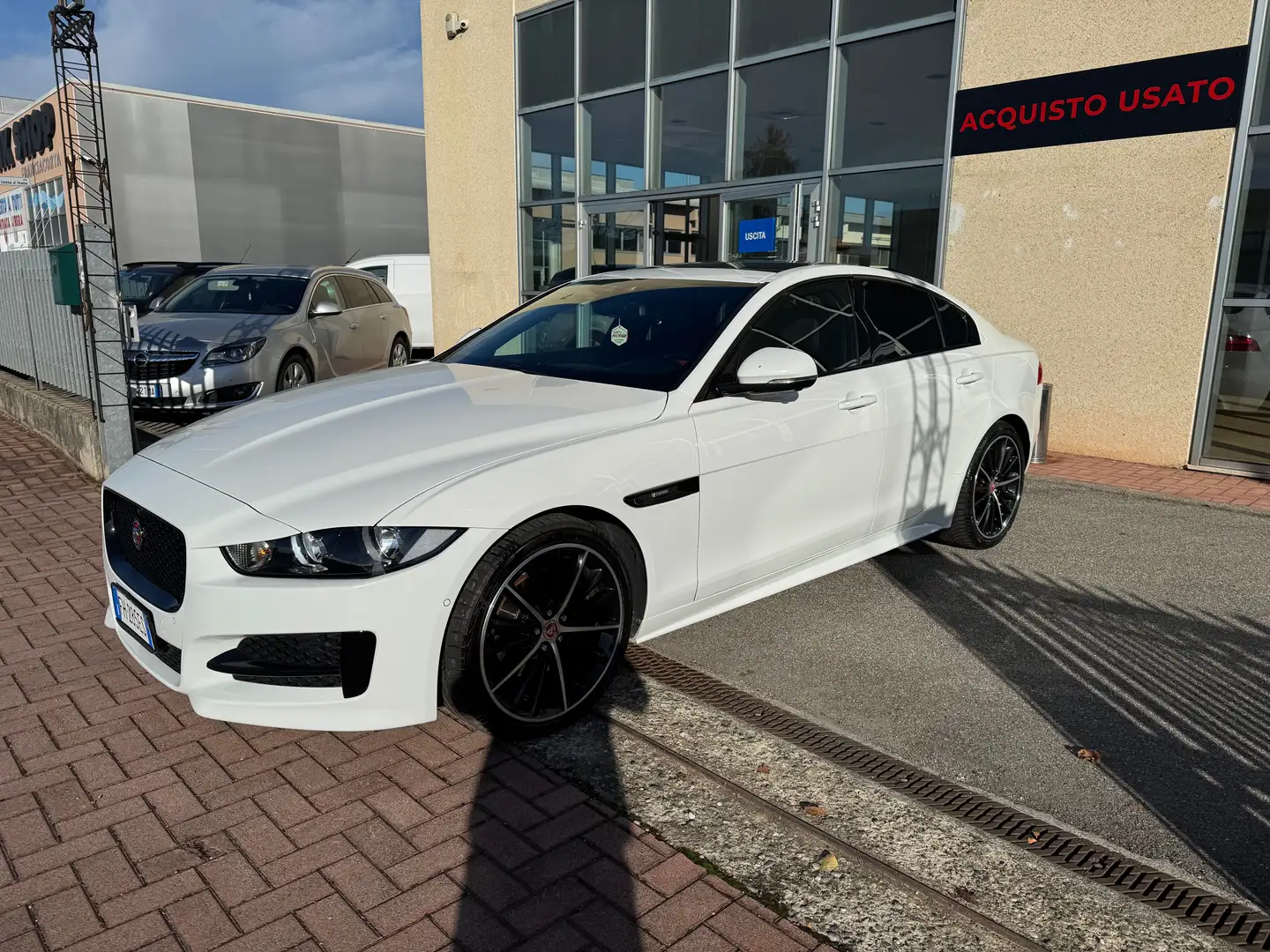 Jaguar XE XE 2.0d R-Sport 180cv auto Bianco - 2