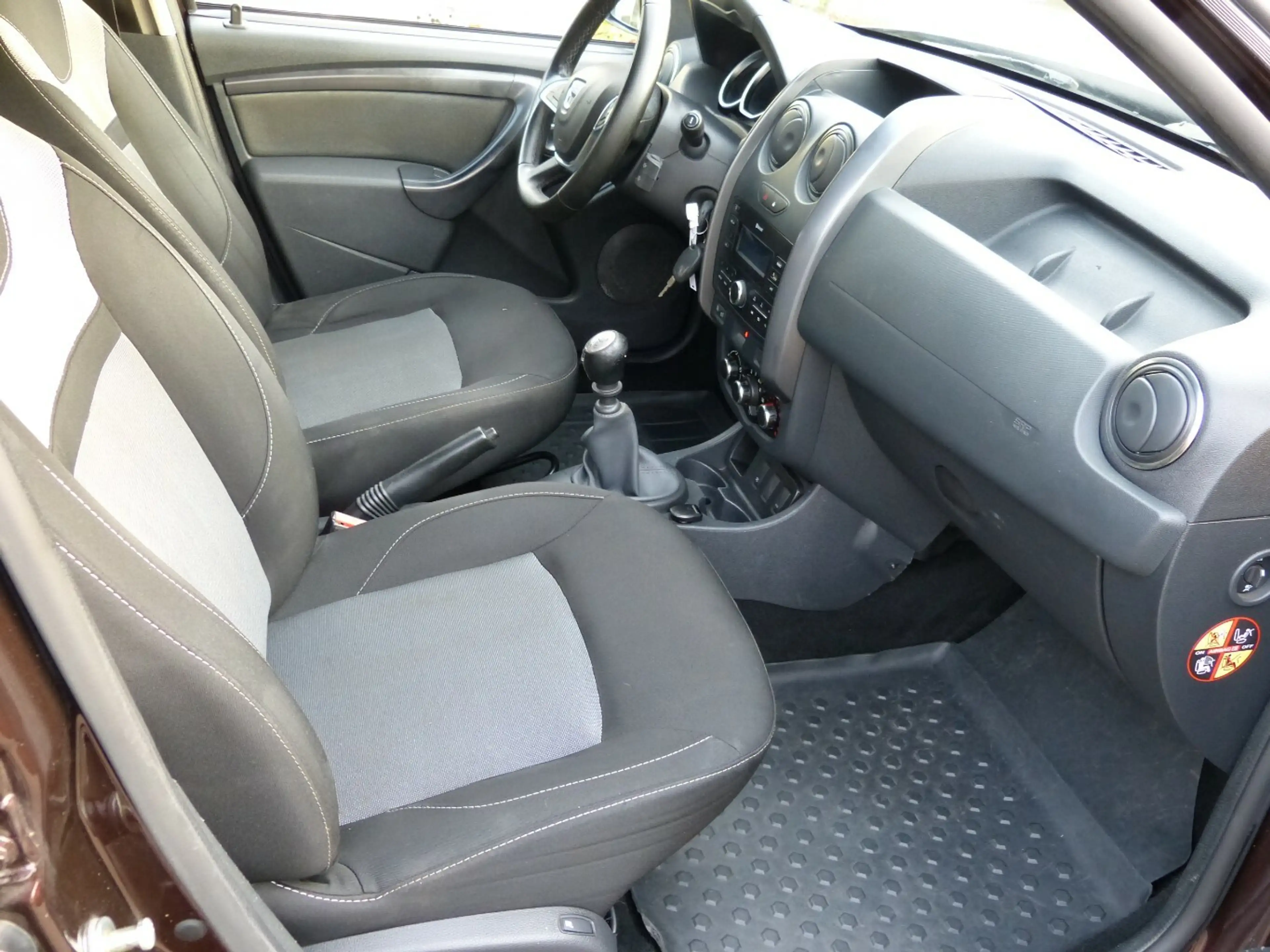 Dacia Duster Laureate DCI 110 FAP 4x2 [AHK/SHZ] — photo 12