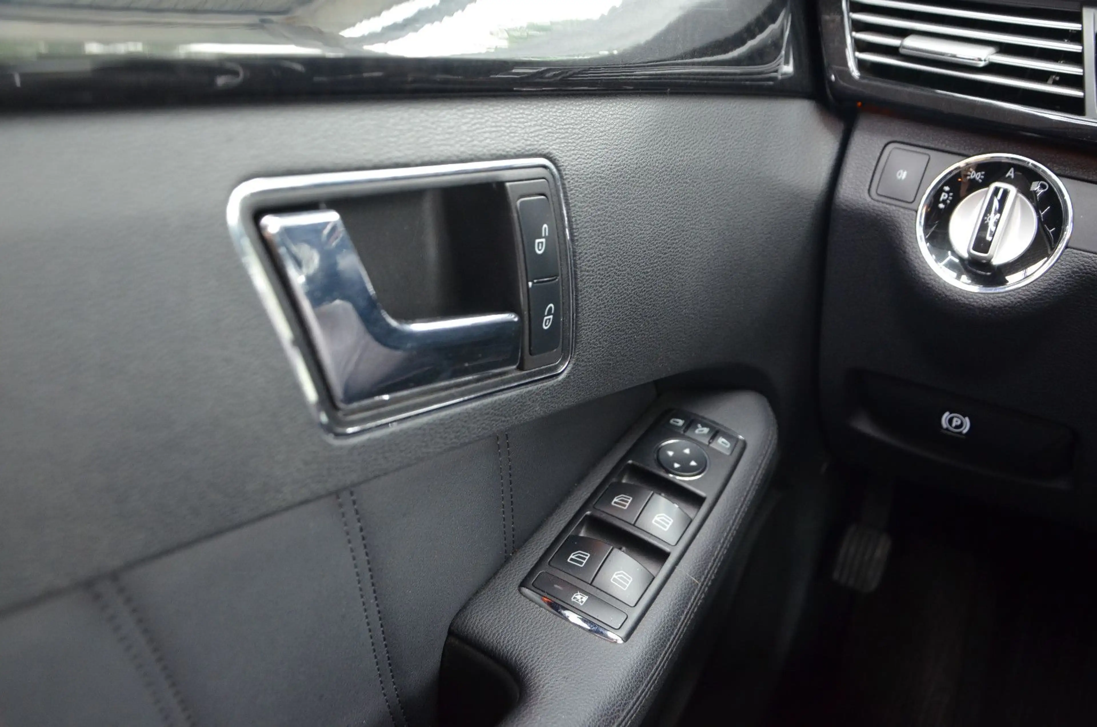 Mercedes-Benz E 350 CDI AVANTGARDE*AUTOMATIK*LEDER*AHK* — photo 11