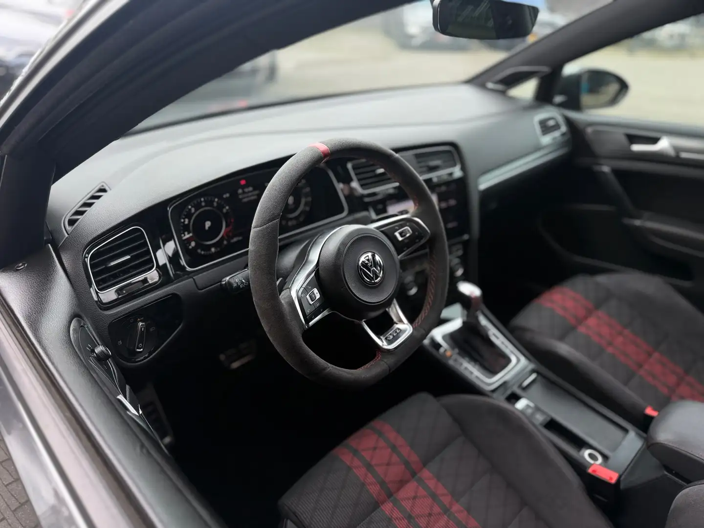 Volkswagen Golf GTI 2.0 TSI Performance Pano Virtual Camera Sportieve Grijs - 2