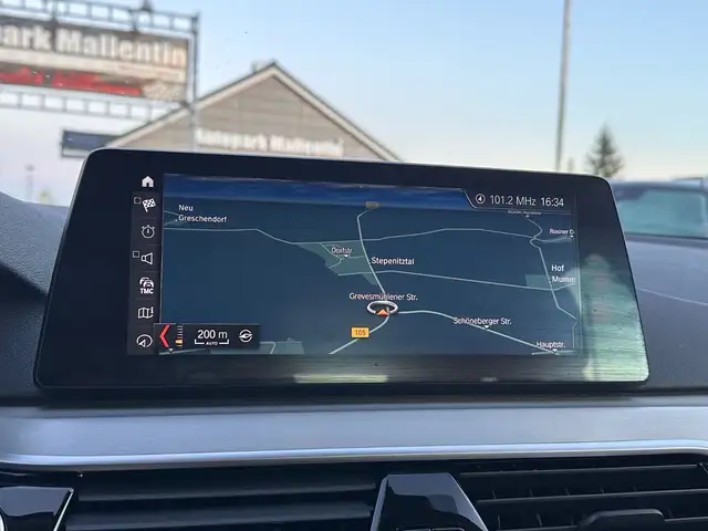 BMW 5 Series view 10