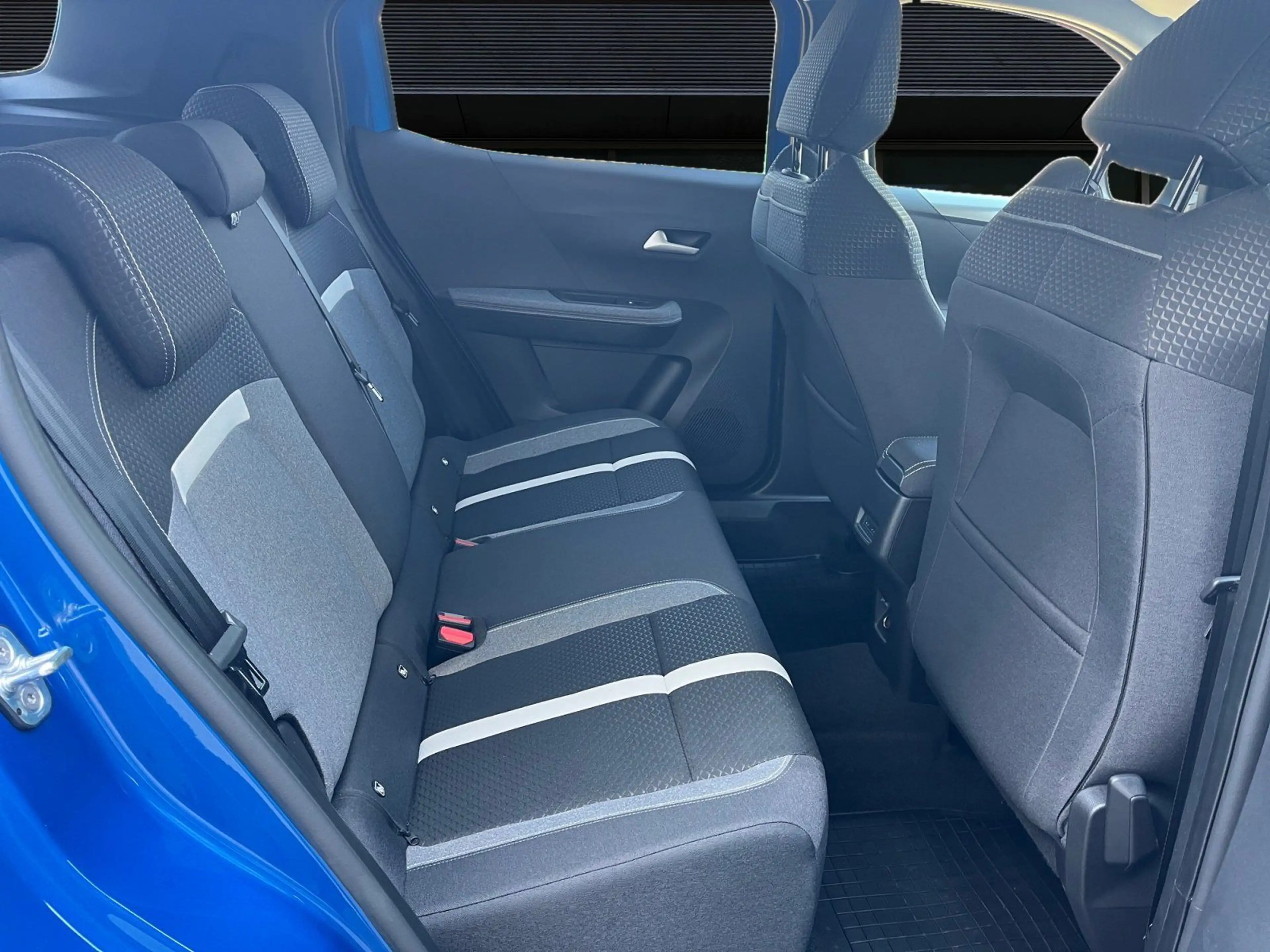 Opel Frontera 1.2 Hybrid Aut. Ultimate 5 Sitze*Kamera — photo 8