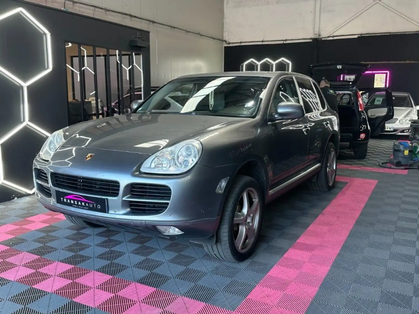 Porsche Cayenne 250 ch 3.2L V6 ~ Sièges électriques ~ Apple Carplay Android Auto ~ Bluetooth ~ Radars AV AR Gris - 2