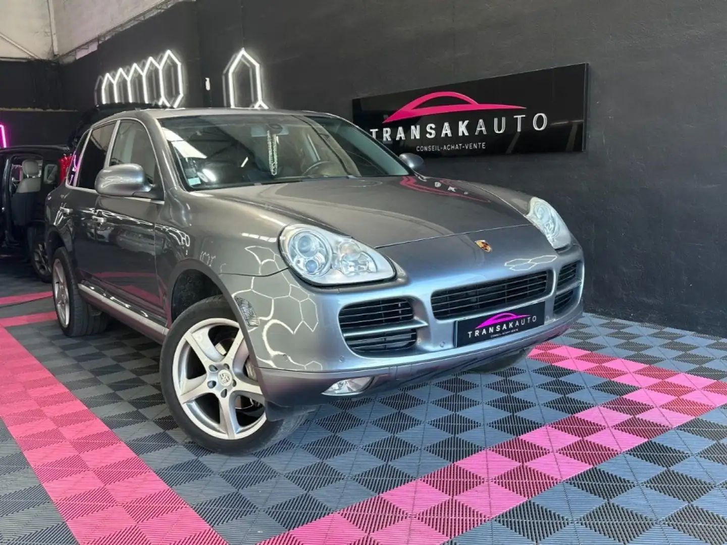 Porsche Cayenne 250 ch 3.2L V6 ~ Sièges électriques ~ Apple Carplay Android Auto ~ Bluetooth ~ Radars AV AR Gris - 1
