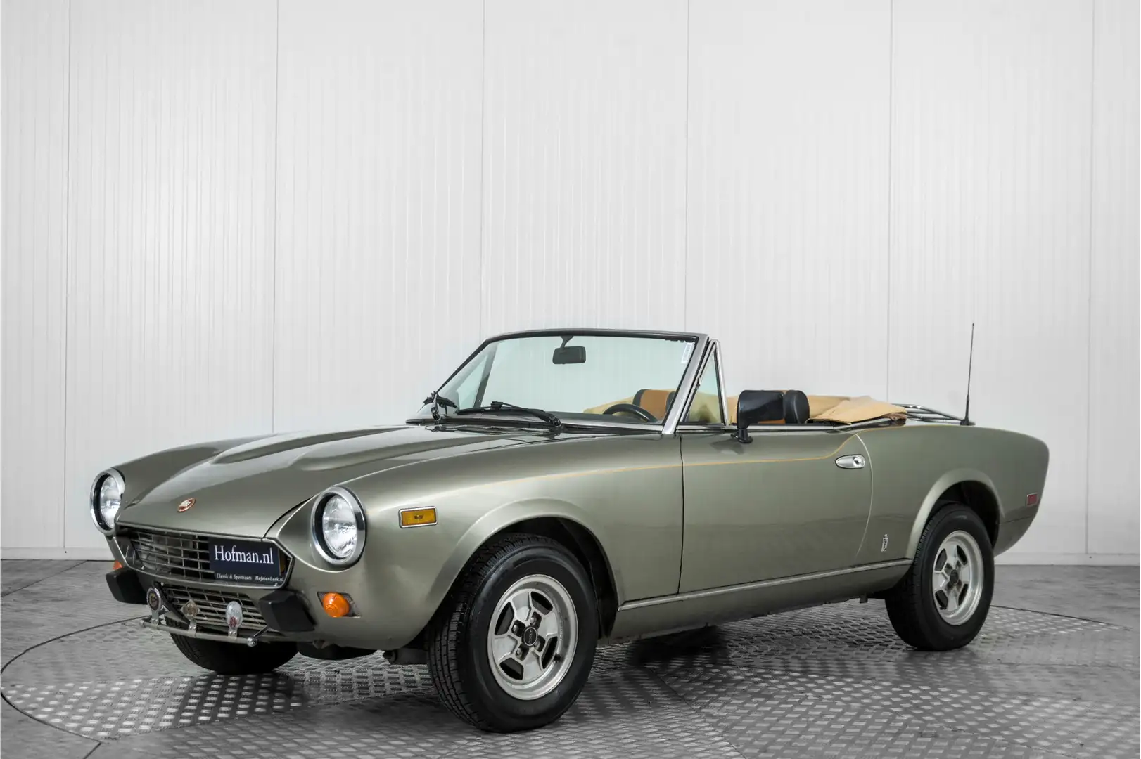 Fiat 124 Spider (Spider 2000) . Grijs - 1