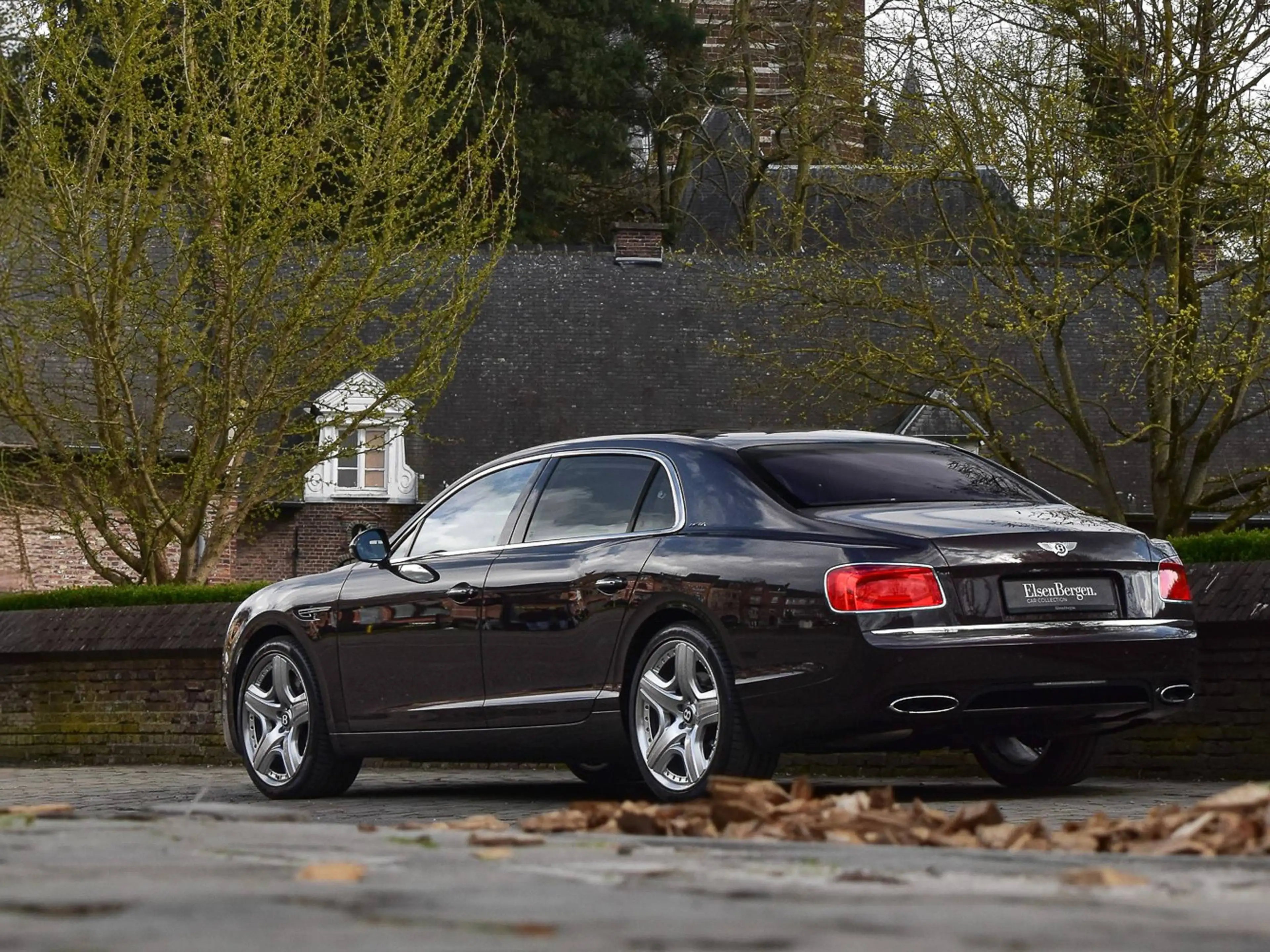 Bentley Flying Spur W12 / Havana Metallic / Bentley History — photo 3