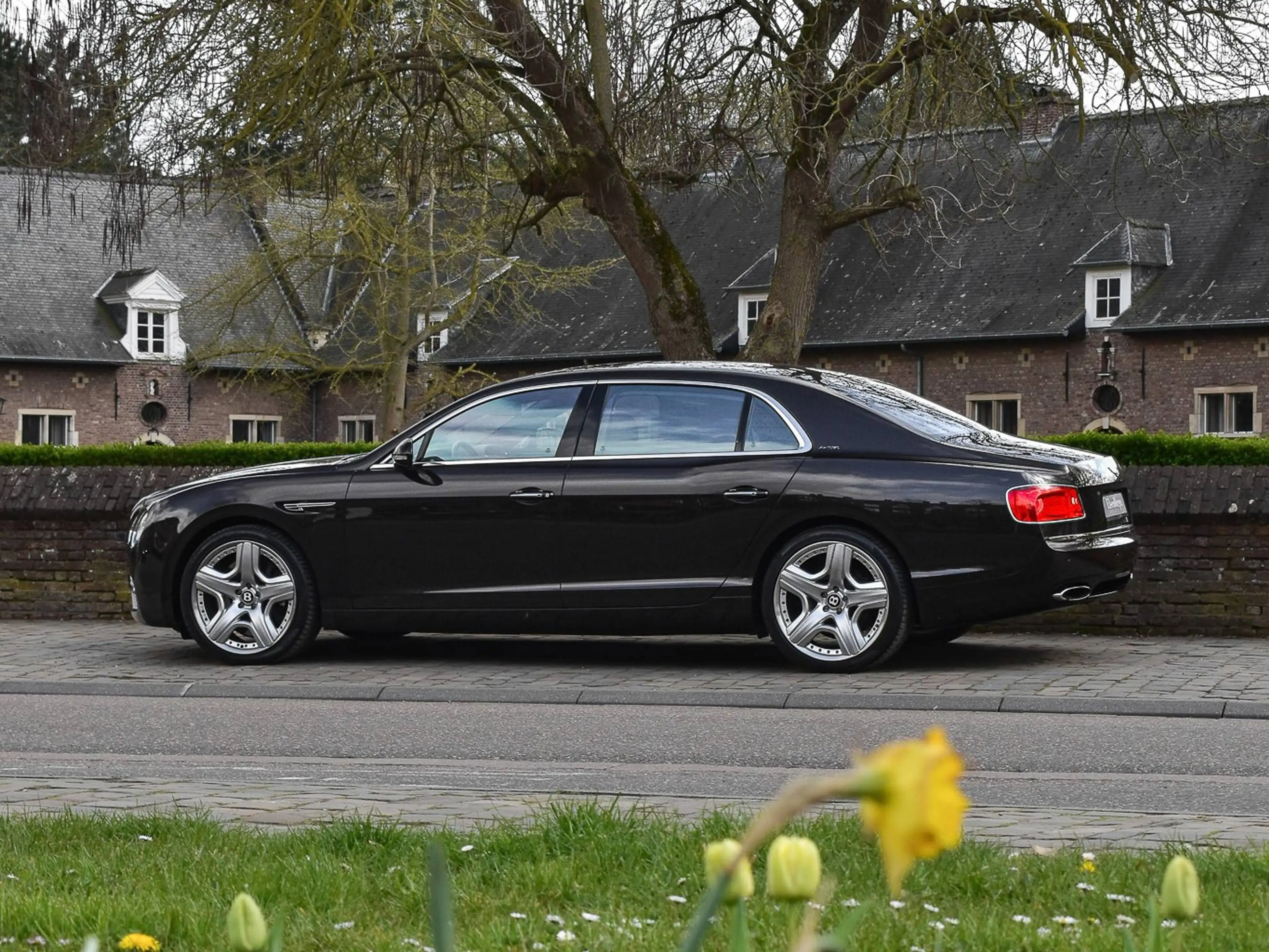 Bentley Flying Spur W12 / Havana Metallic / Bentley History — photo 2