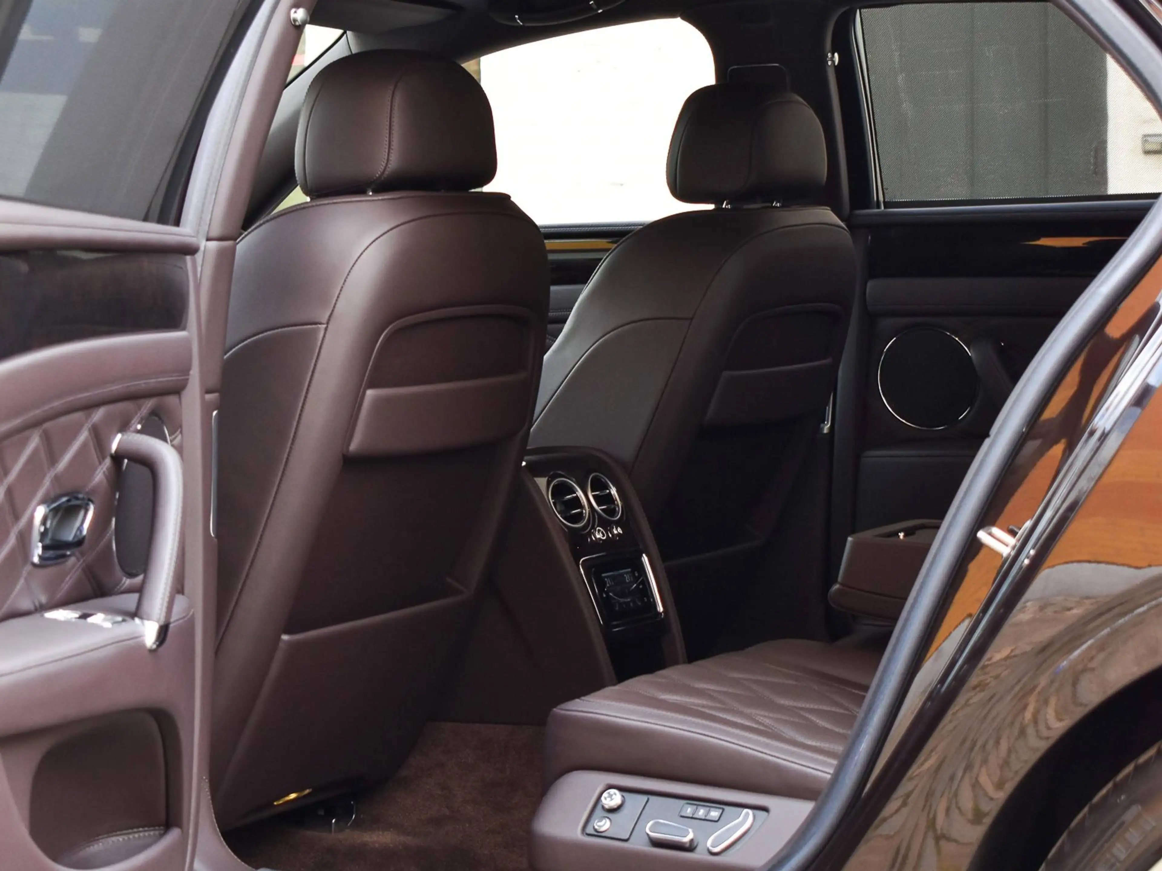 Bentley Flying Spur W12 / Havana Metallic / Bentley History — photo 8